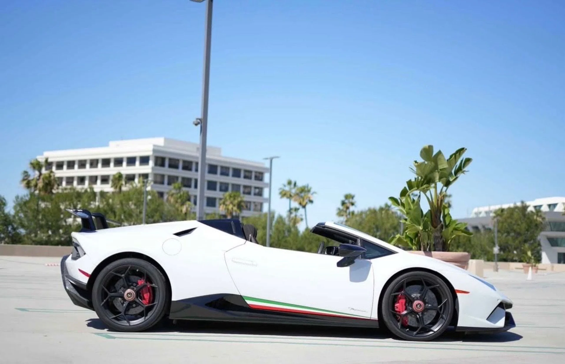 mph001_3237284577_Used_2018_Lamborghini_Huracan_LP_640_4_Performante_Spyder_1776111554_dcec2b0cef