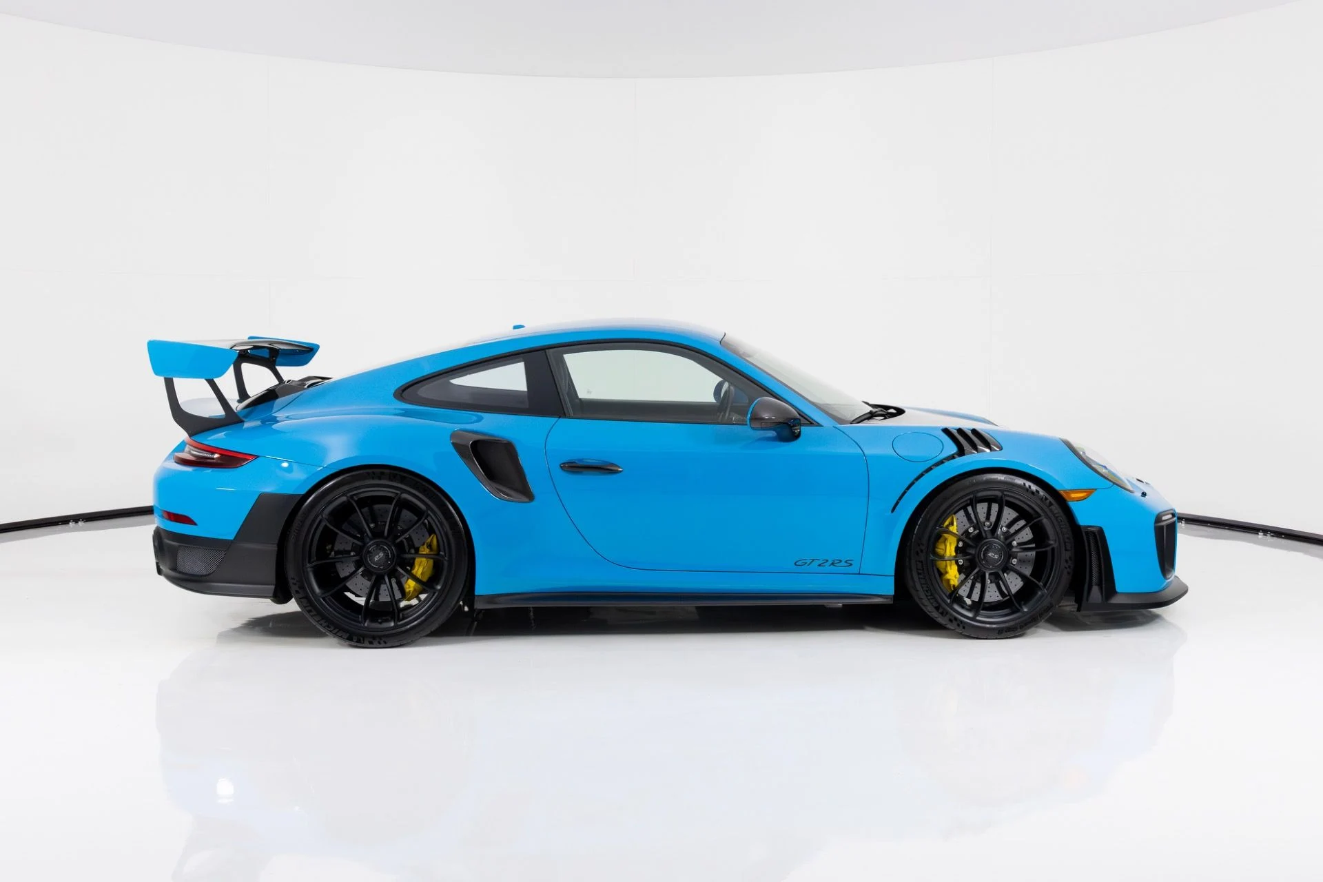 mph001_3253354407_Used_2018_Porsche_911_GT_2_RS_1766512611_684a237b27