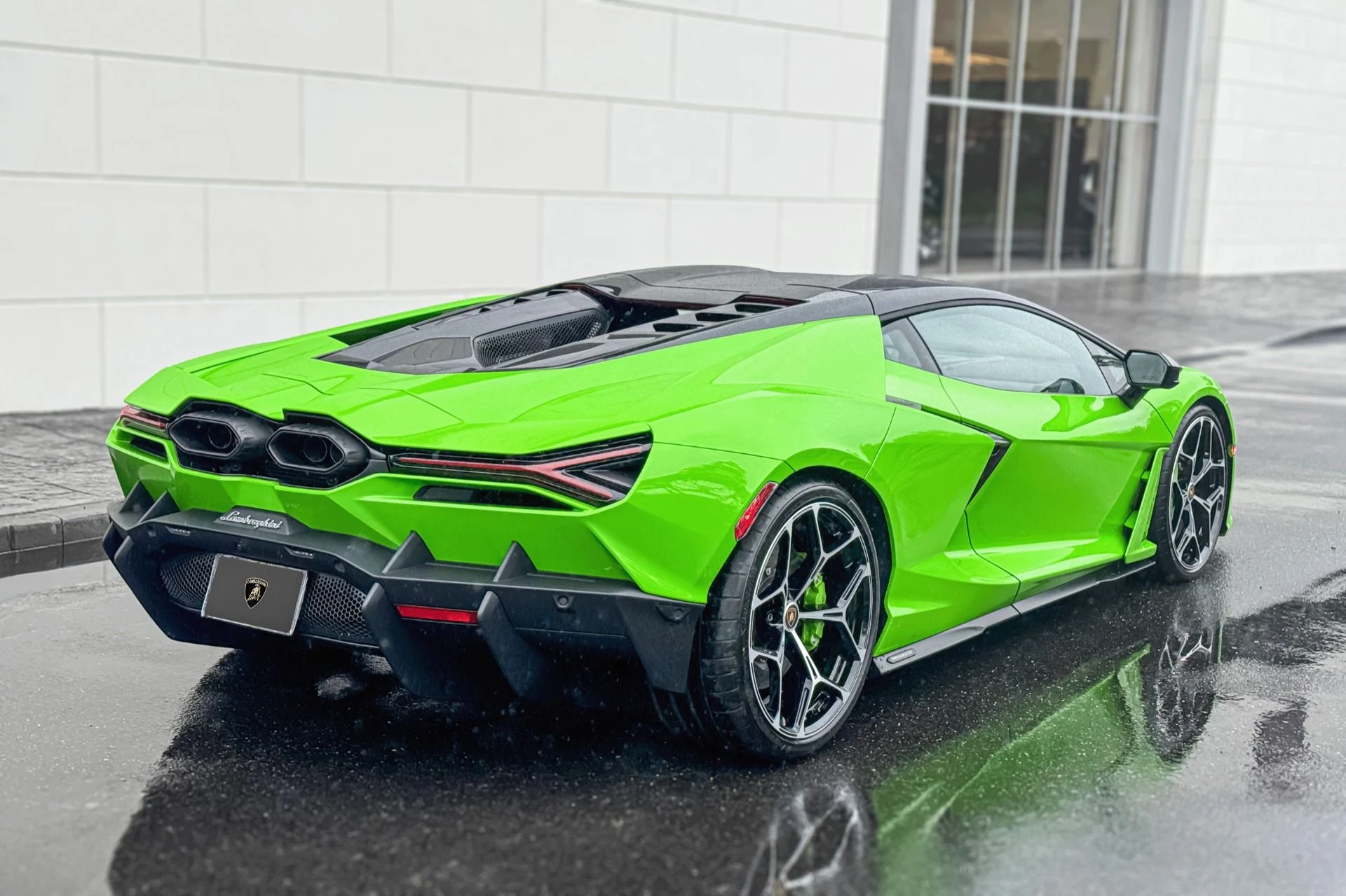 mph001_3280889767_Used_2025_Lamborghini_Revuelto_1755791055_4b13f25536