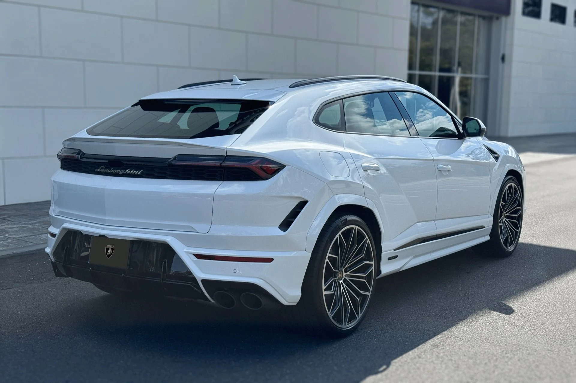 mph001_3292692559_Used_2025_Lamborghini_Urus_SE_1756989701_e34c056120
