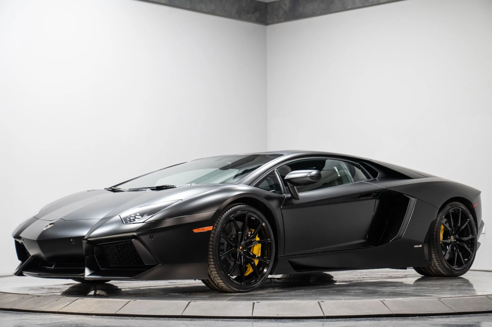 mph001_3297762112_Used_2014_Lamborghini_Aventador_1769104445_d7fd2ed831