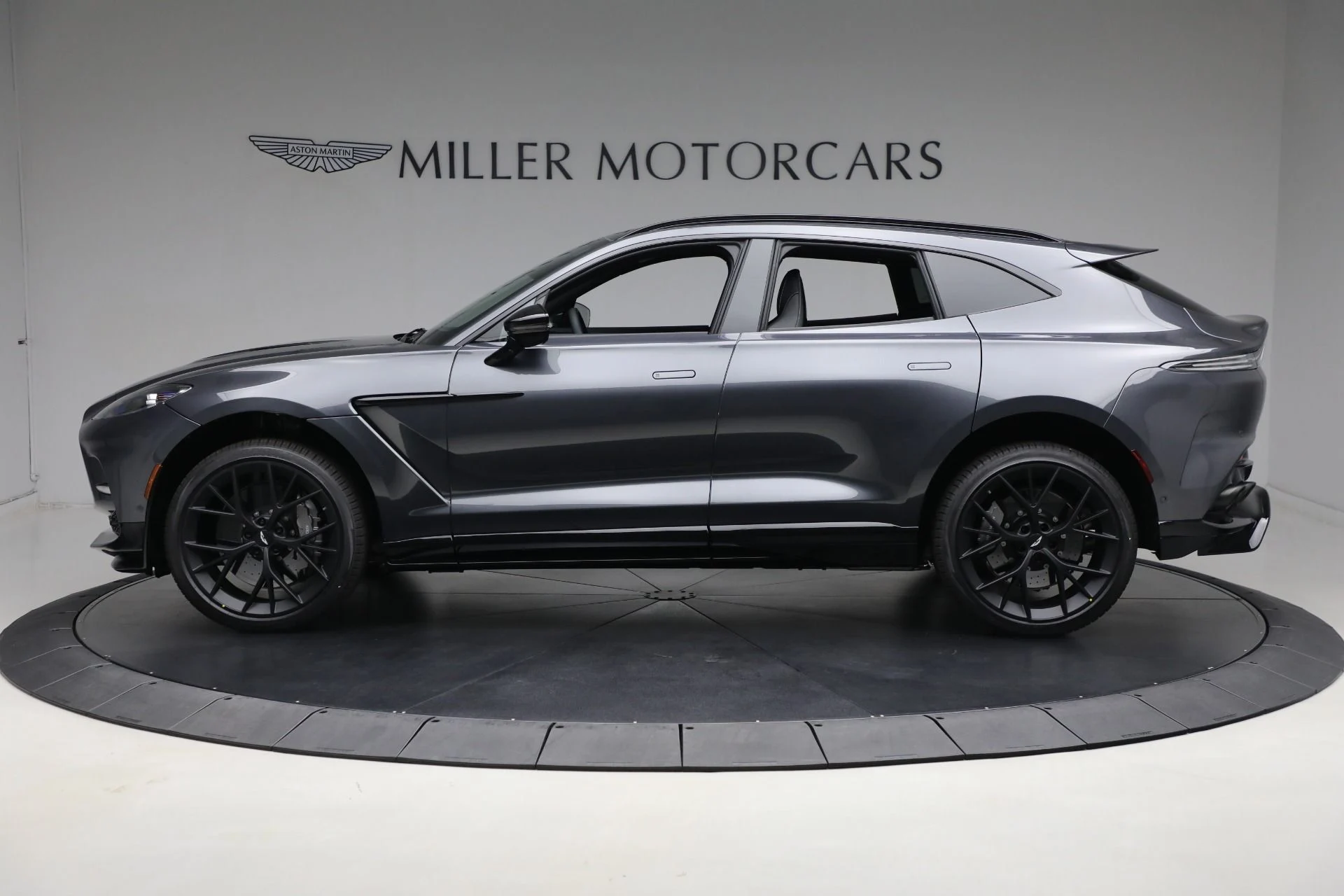 mph001_3311653122_New_2025_Aston_Martin_DBX_707_707_77cc54f421