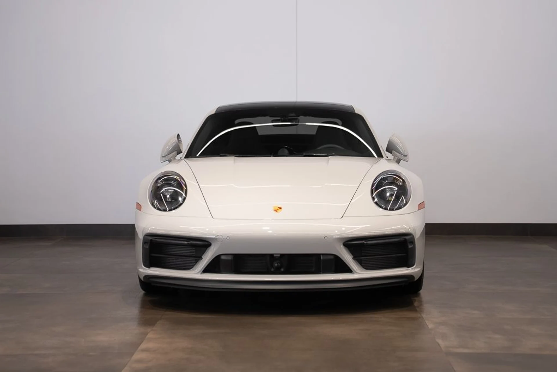 mph001_33586396_porsche_911_2023_jpg_v_1770126807_7079c89a1b