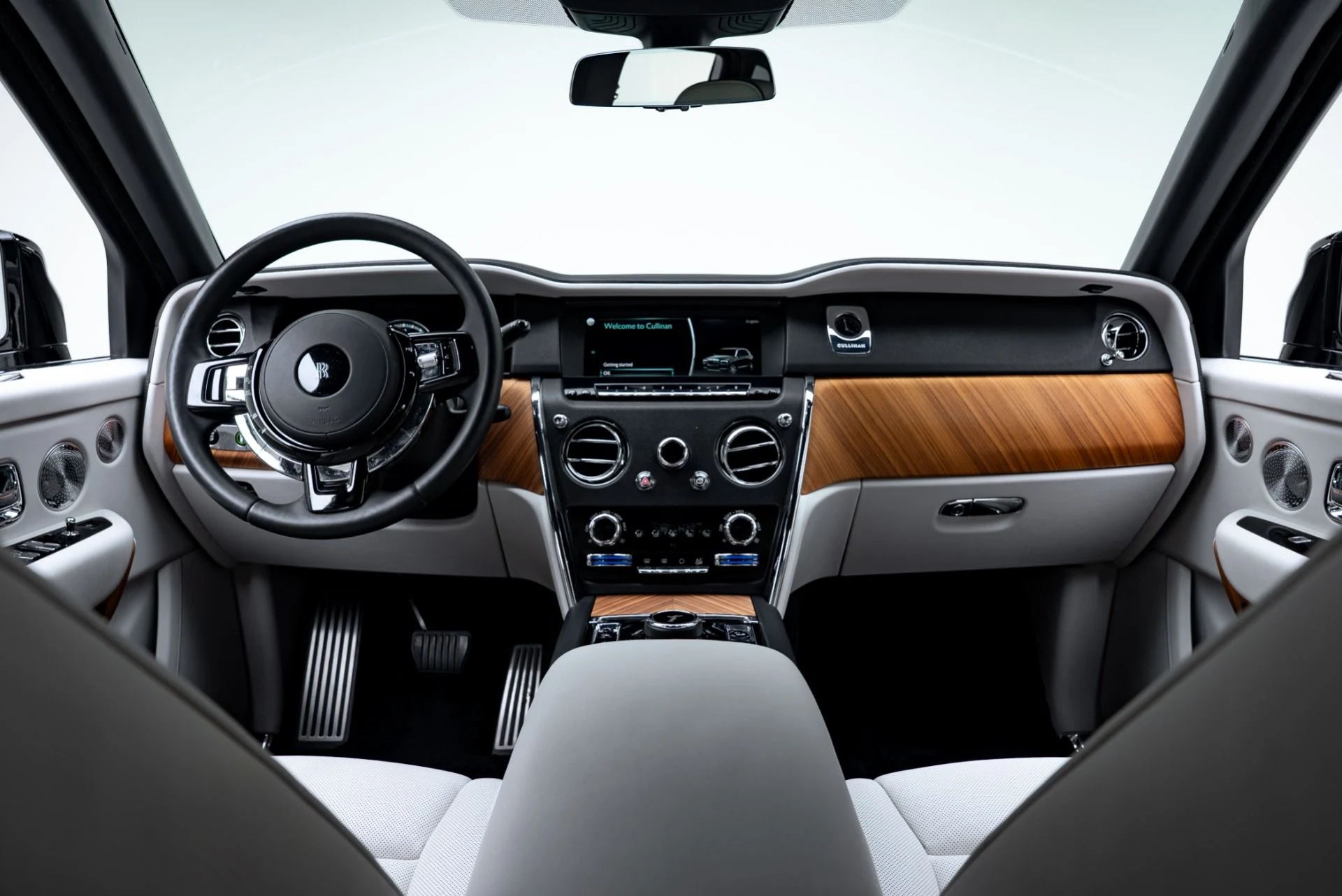 mph001_3373204696_Used_2023_Rolls_Royce_Cullinan_1777310585_0c8ba0dc5d