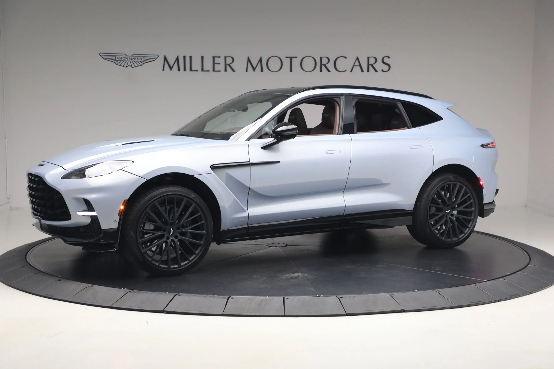mph001_3389261915_Used_2026_Aston_Martin_DBX_707_1780931403_3c2fed9c9e