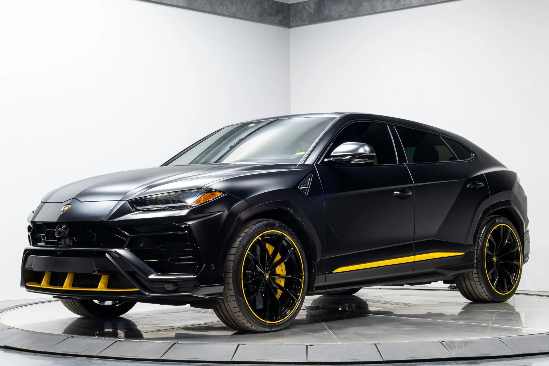 mph001_3391339074_Used_2022_Lamborghini_Urus_Graphite_Capsule_1775757081_9c234215af