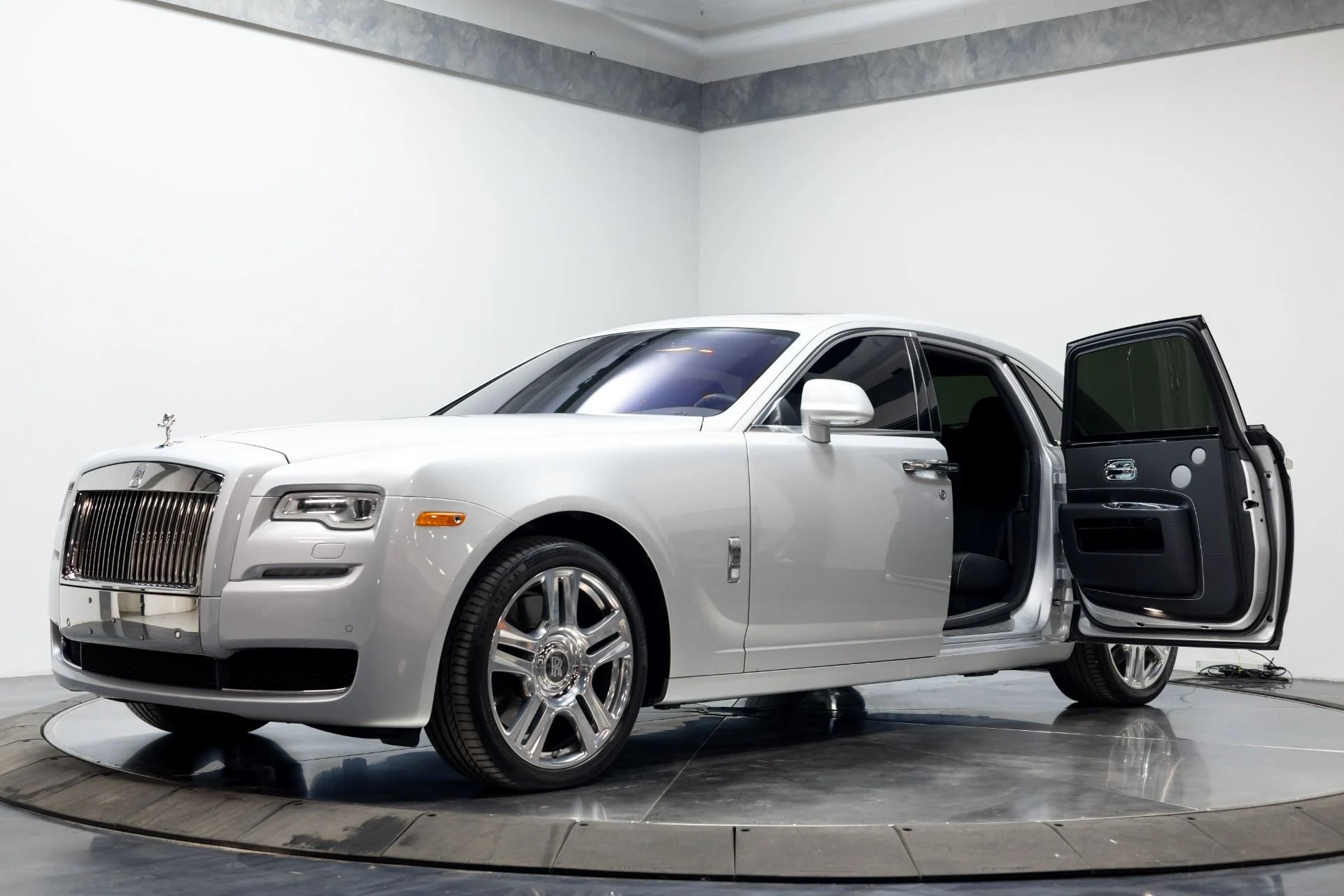 mph001_3398363221_Used_2015_Rolls_Royce_Ghost_1760219601_7a6f99abb7