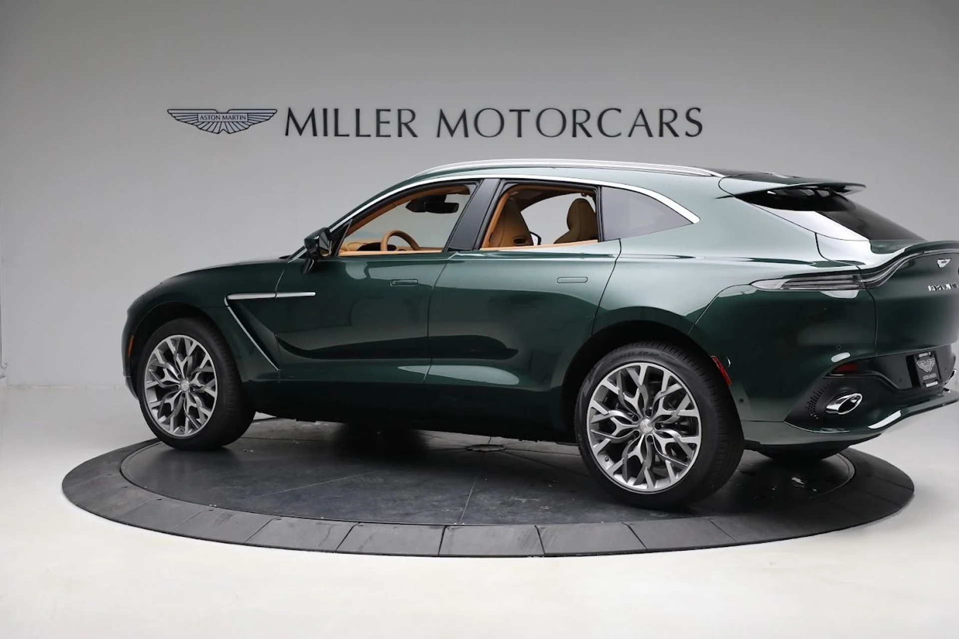 mph001_344704113_Used_2023_Aston_Martin_DBX_1685647271_1c8d666640