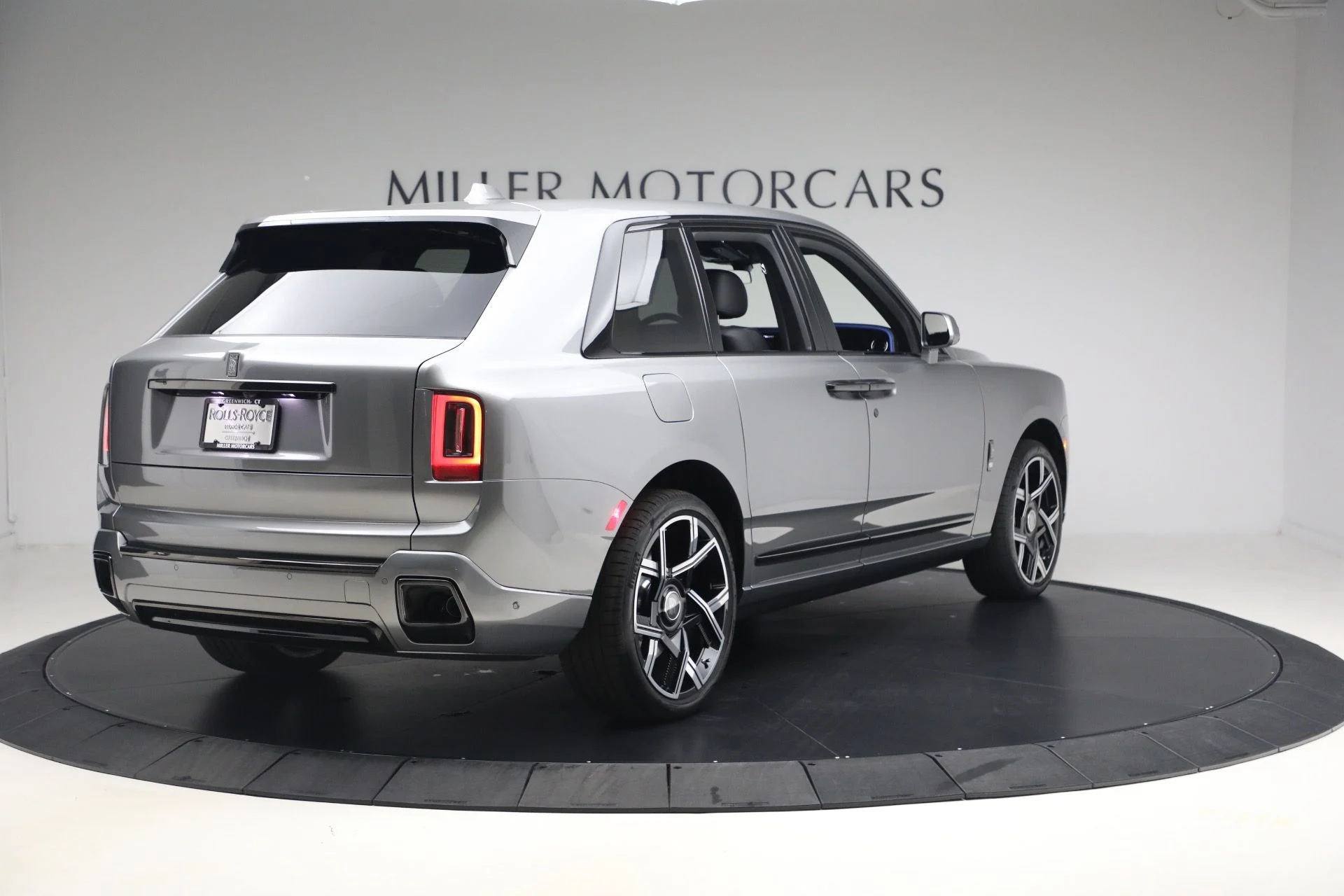 mph001_3560458202_New_2027_Rolls_Royce_Black_Badge_Cullinan_ebdee4ebf2