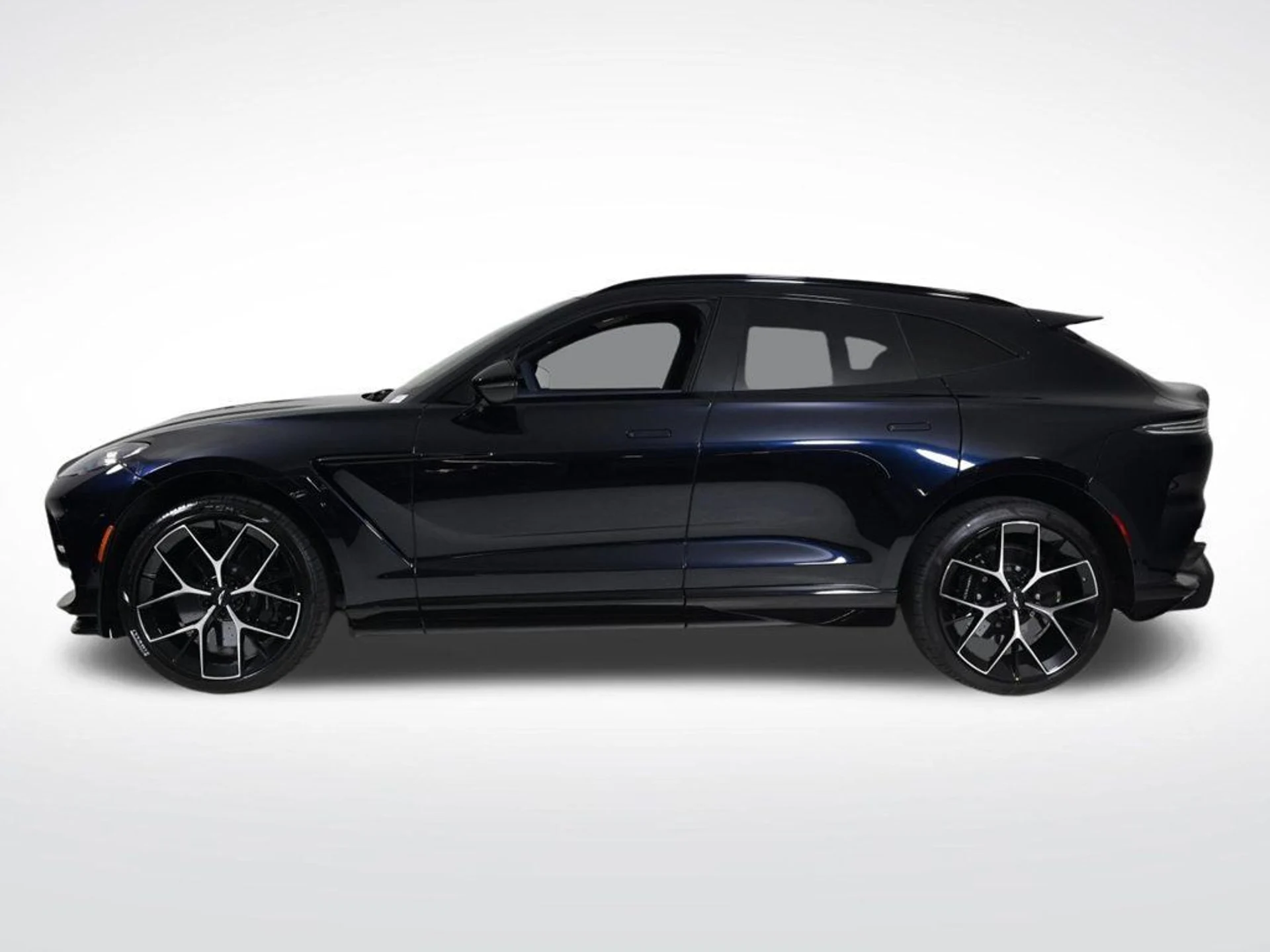 mph001_3612578420_new_2026_aston_martin_dbx_707awd_11350_22969414_2_1024_73bfccbb35