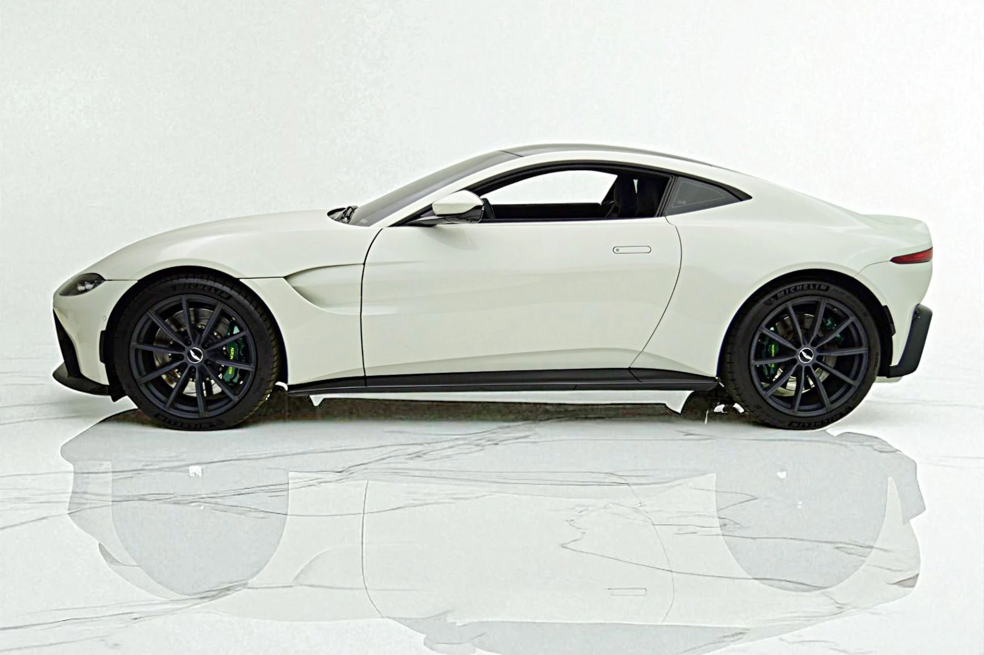 mph001_3618335058_Used_2019_Aston_Martin_Vantage_7d05bf0405