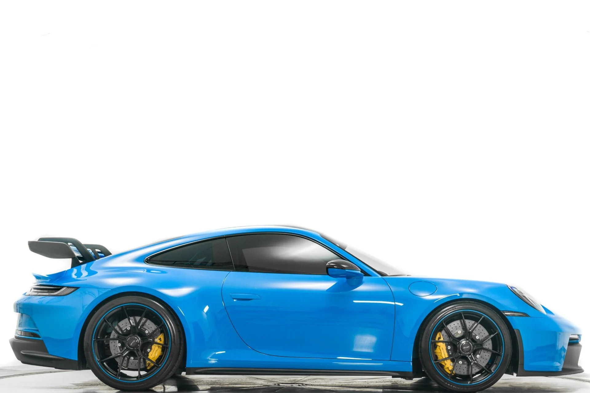 mph001_3640042768_Used_2022_Porsche_911_GT_3_Carbon_Buckets_Blue_Stitching_and_Belts_1768487811_56f216717c