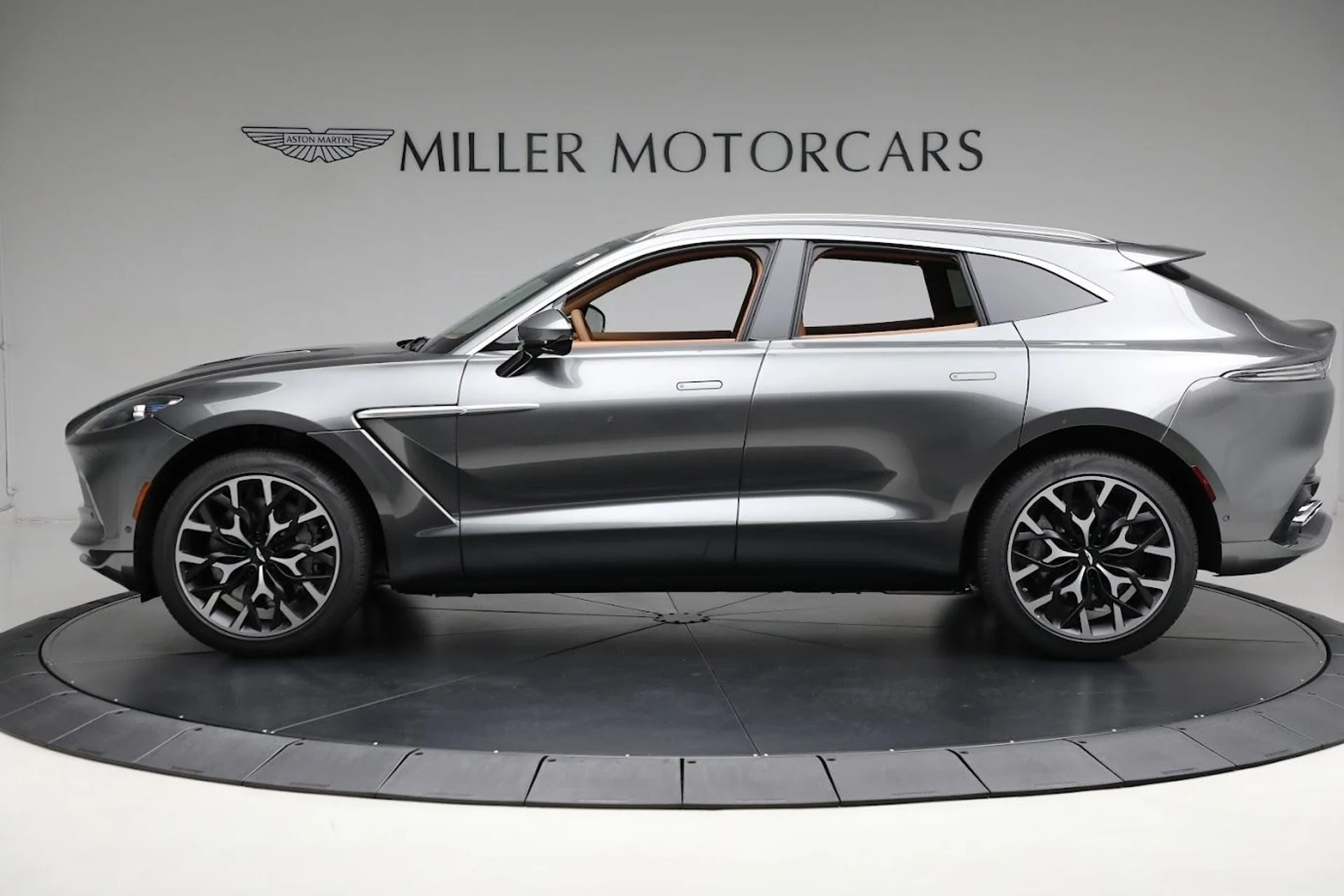 mph001_3650368774_Used_2024_Aston_Martin_DBX_1712693701_2ff0a8bfaa