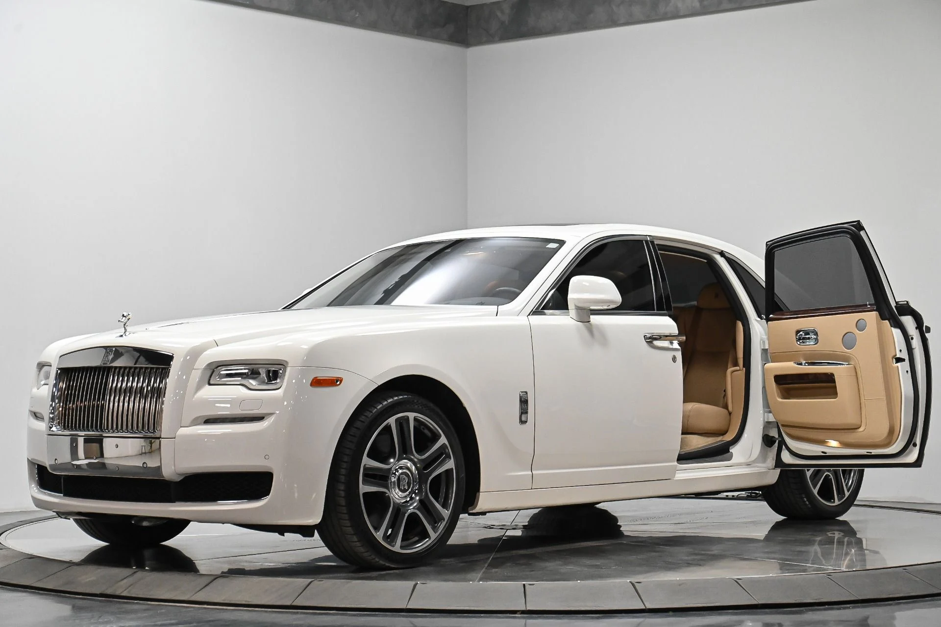 mph001_3688140194_Used_2017_Rolls_Royce_Ghost_1749695060_e6ce1fbeea