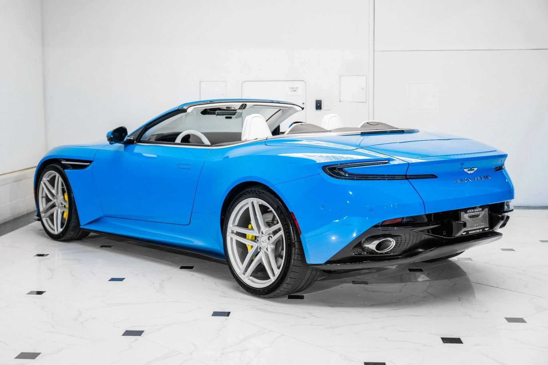 mph001_3704228921_New_2025_Aston_Martin_DB_12_Volante_1741214270_512621abc2