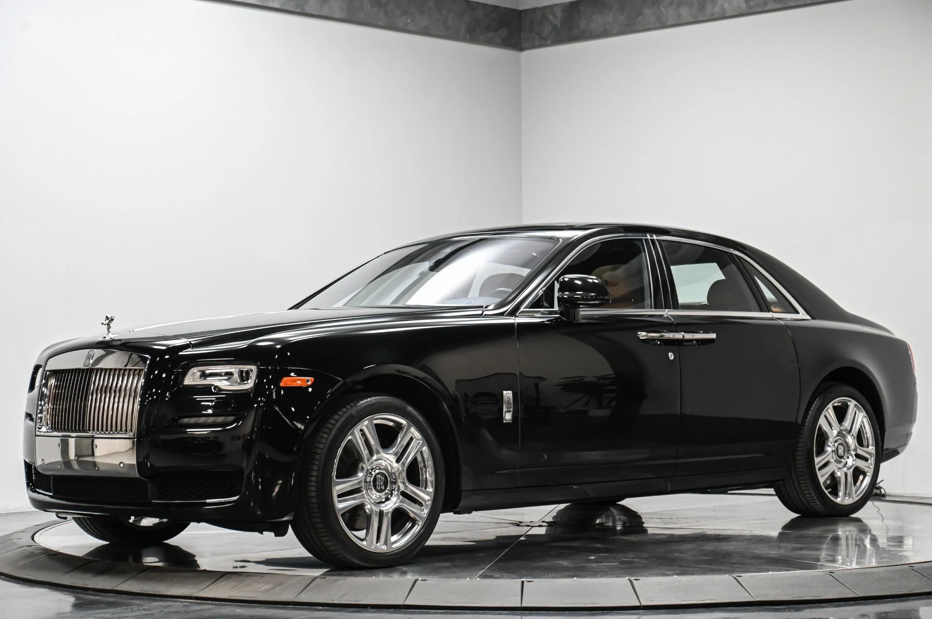 mph001_3731262840_Used_2015_Rolls_Royce_Ghost_Base_1723921602_8a95758244