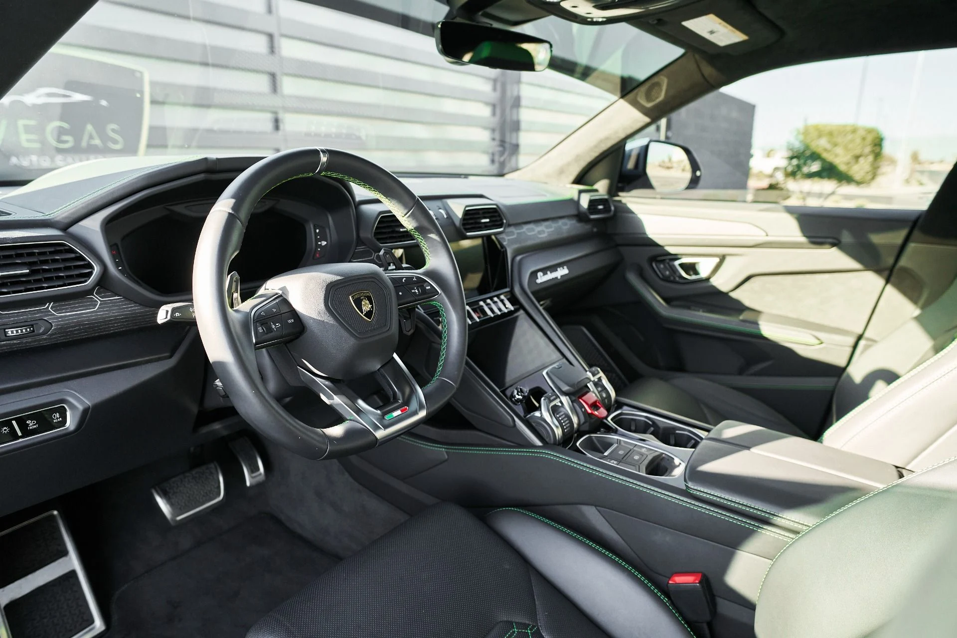 mph001_3734107076_Used_2021_Lamborghini_Urus_1765854424_a73e3da96c