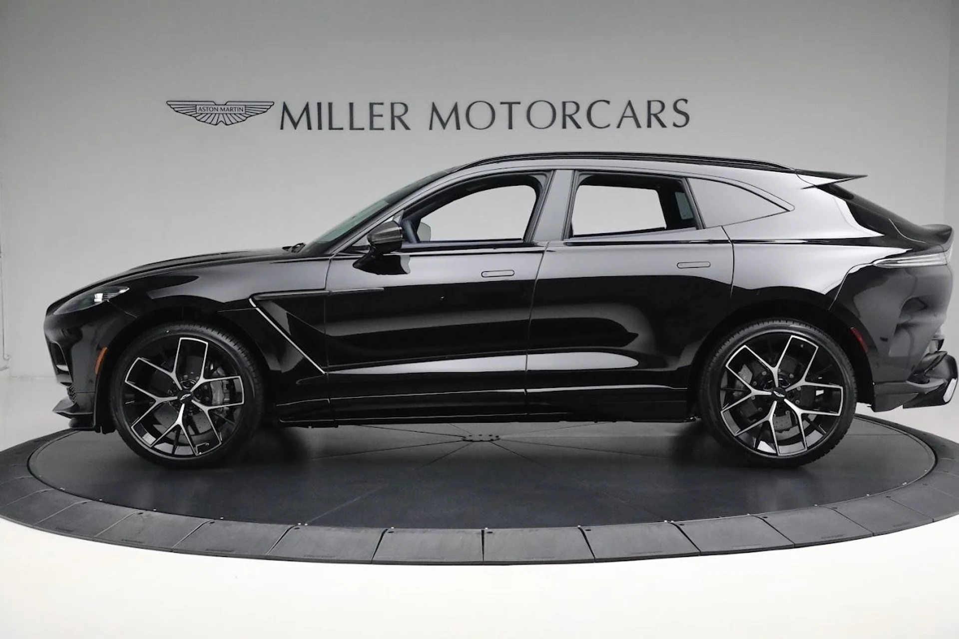 mph001_3770873122_New_2025_Aston_Martin_DBX_707_7f018c732c