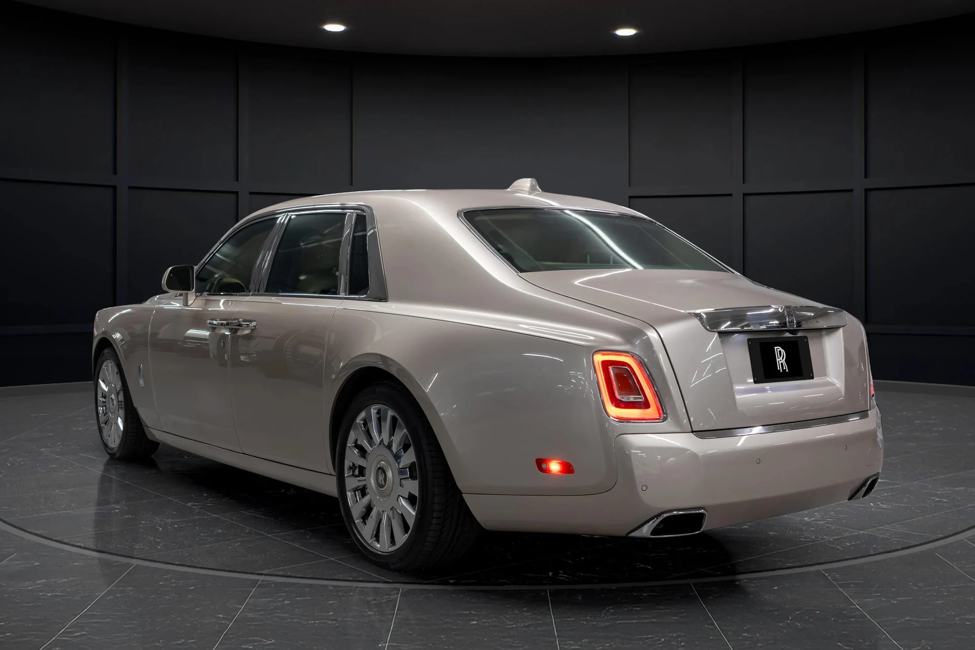 mph001_3789282292_d1b624cf_400f_4fb8_b575_20370457d8b8_201920_Rolls_Royce20_Phantom2028_SCA_687_S59_KU_10466929_7_75c5b9e4a9