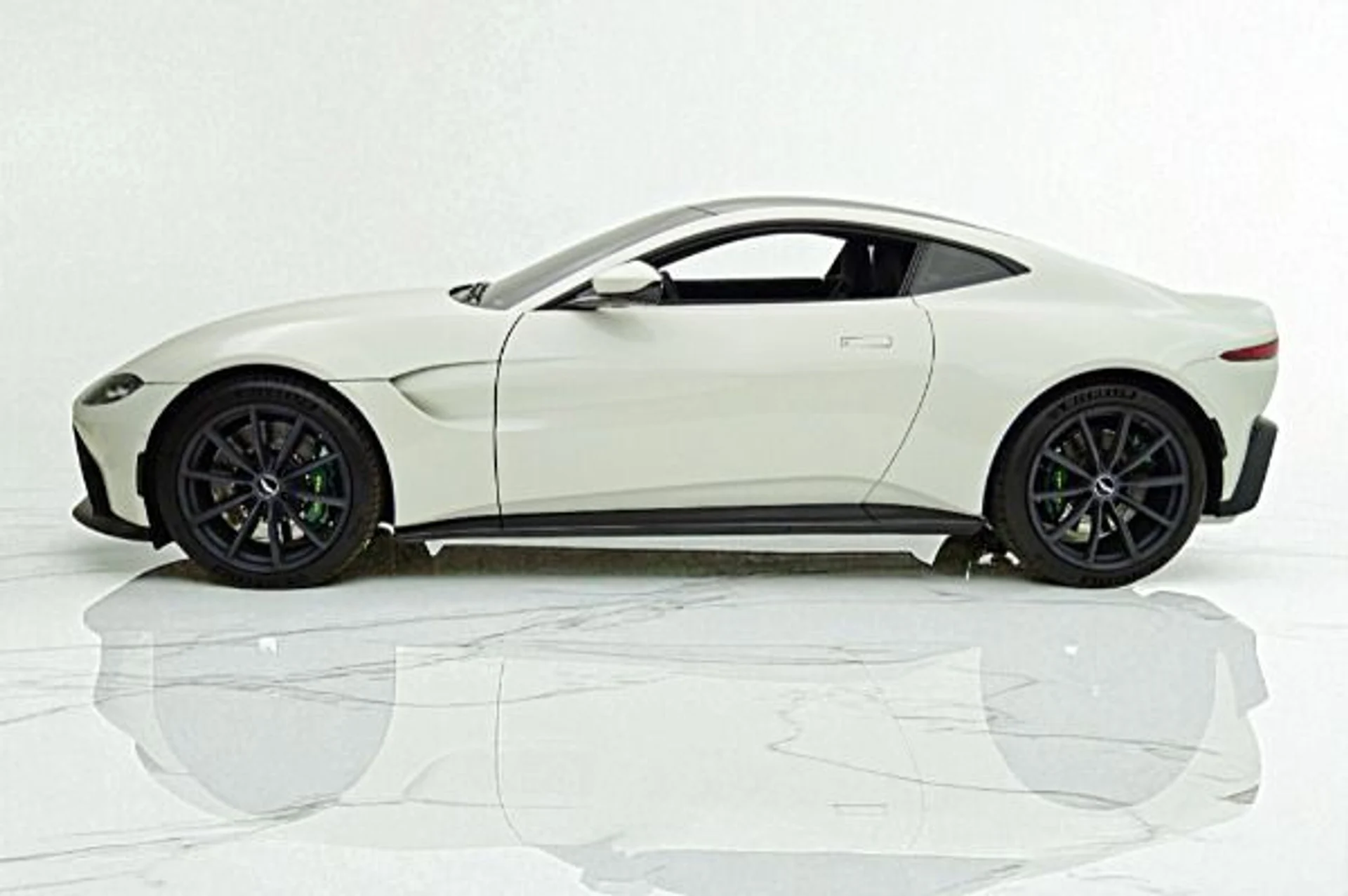 mph001_3855801650_Used_2019_Aston_Martin_Vantage_000b66ed4b