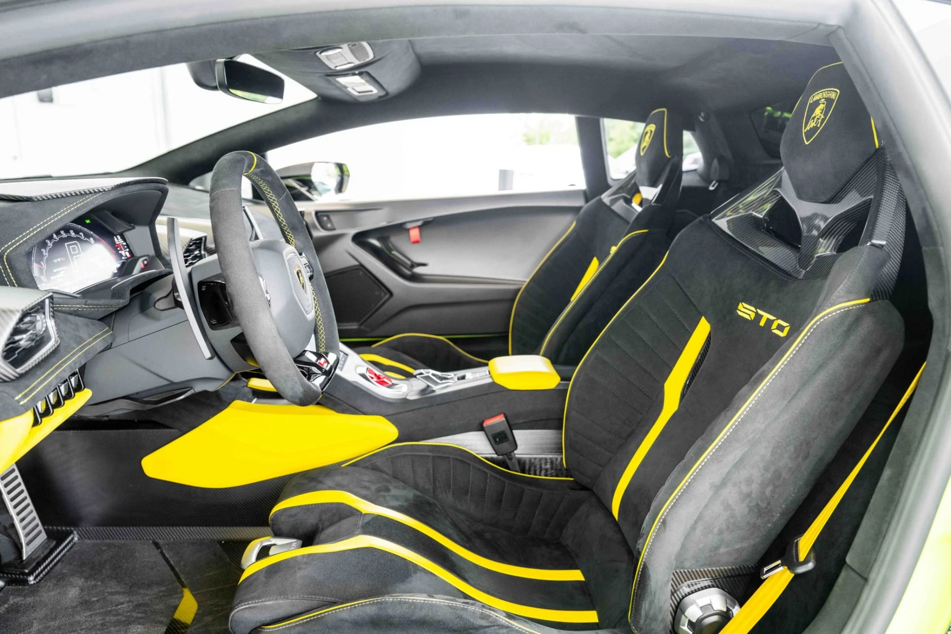 mph001_3901463159_Used_2022_Lamborghini_Huracan_STO_Coupe_1765561049_7f50f6c79e