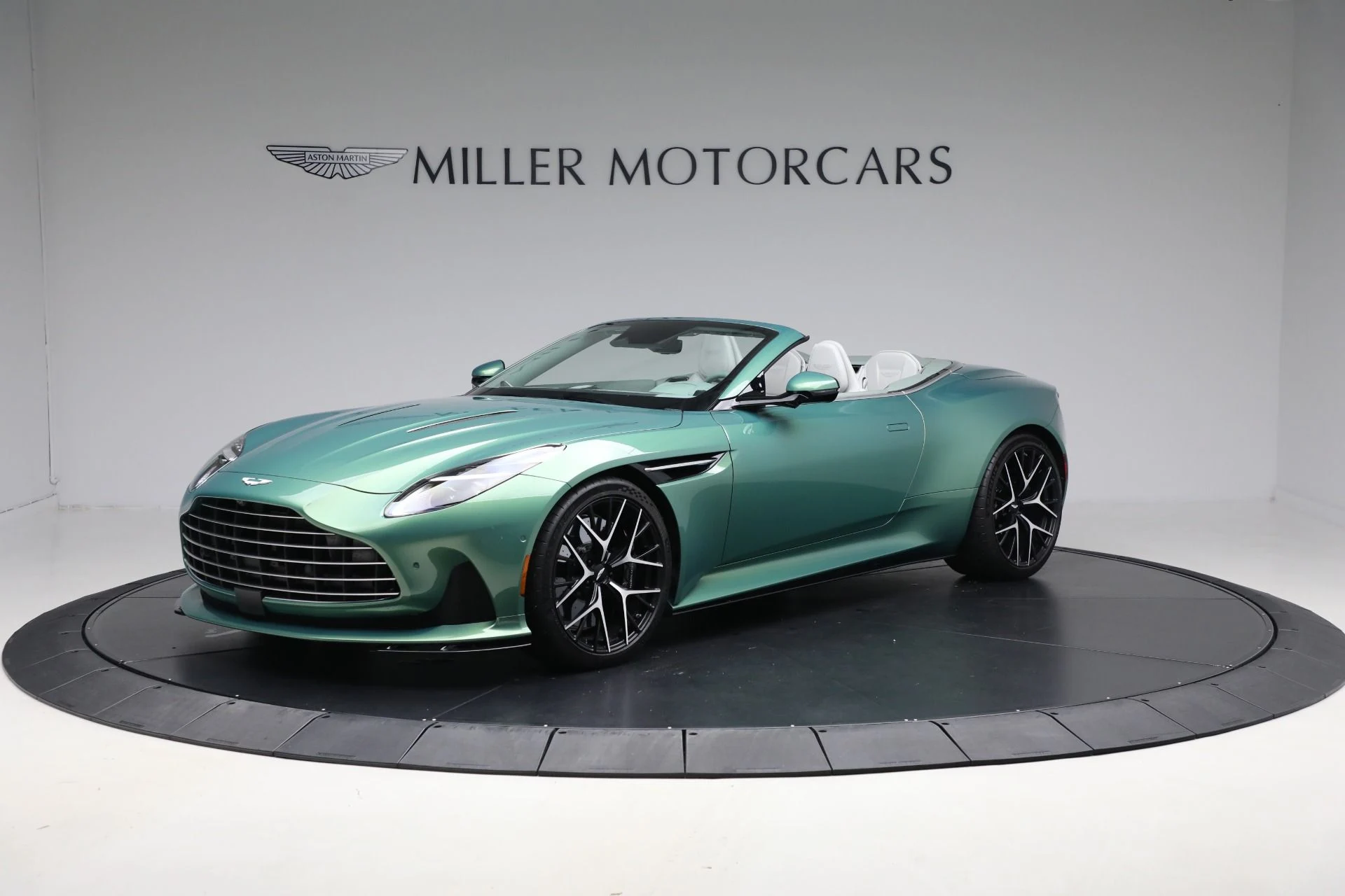 mph001_3915401919_New_2025_Aston_Martin_DB_12_Volante_9358ff0025