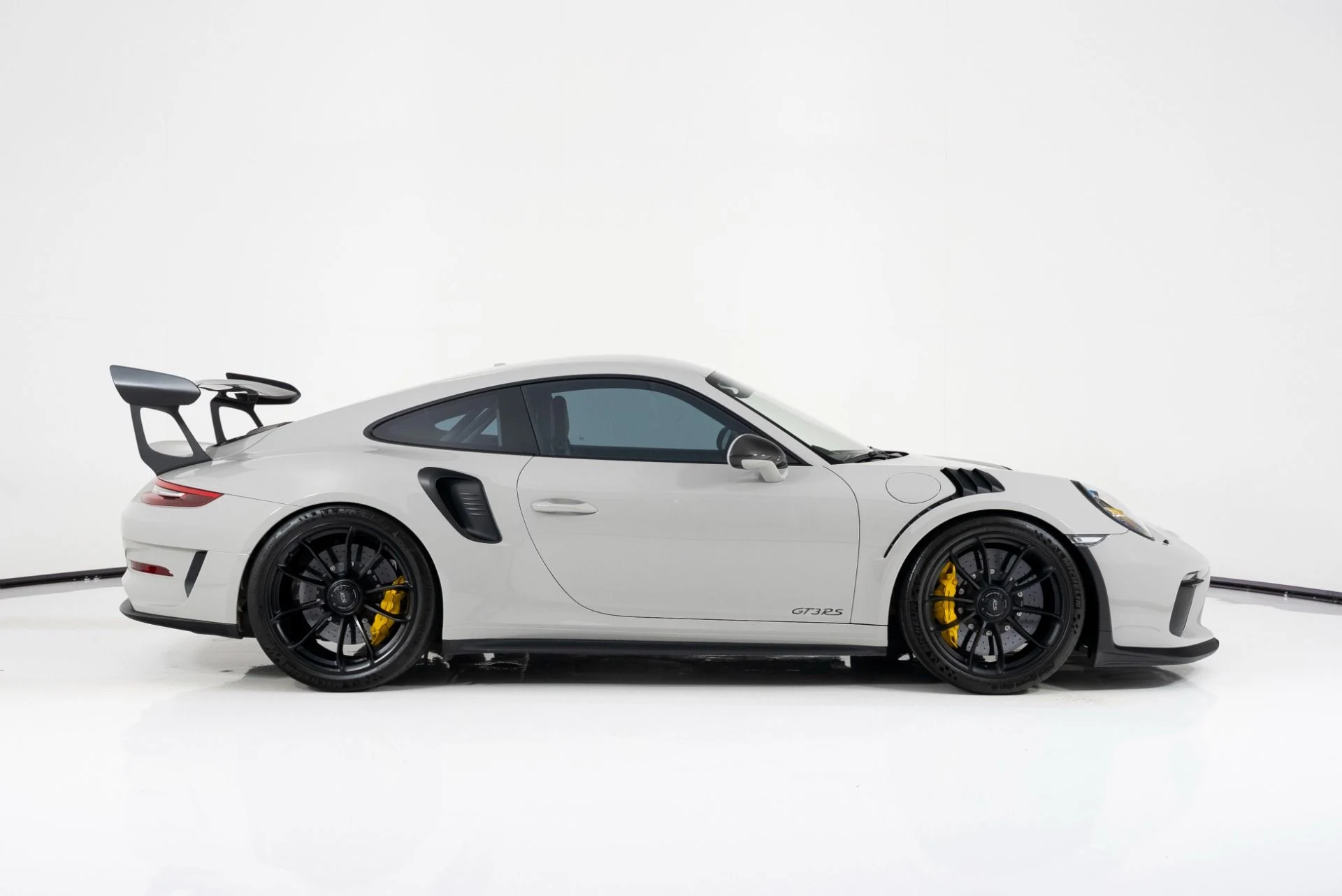 mph001_3916204085_Used_2019_Porsche_911_GT_3_RS_1758126565_abeee90f6b