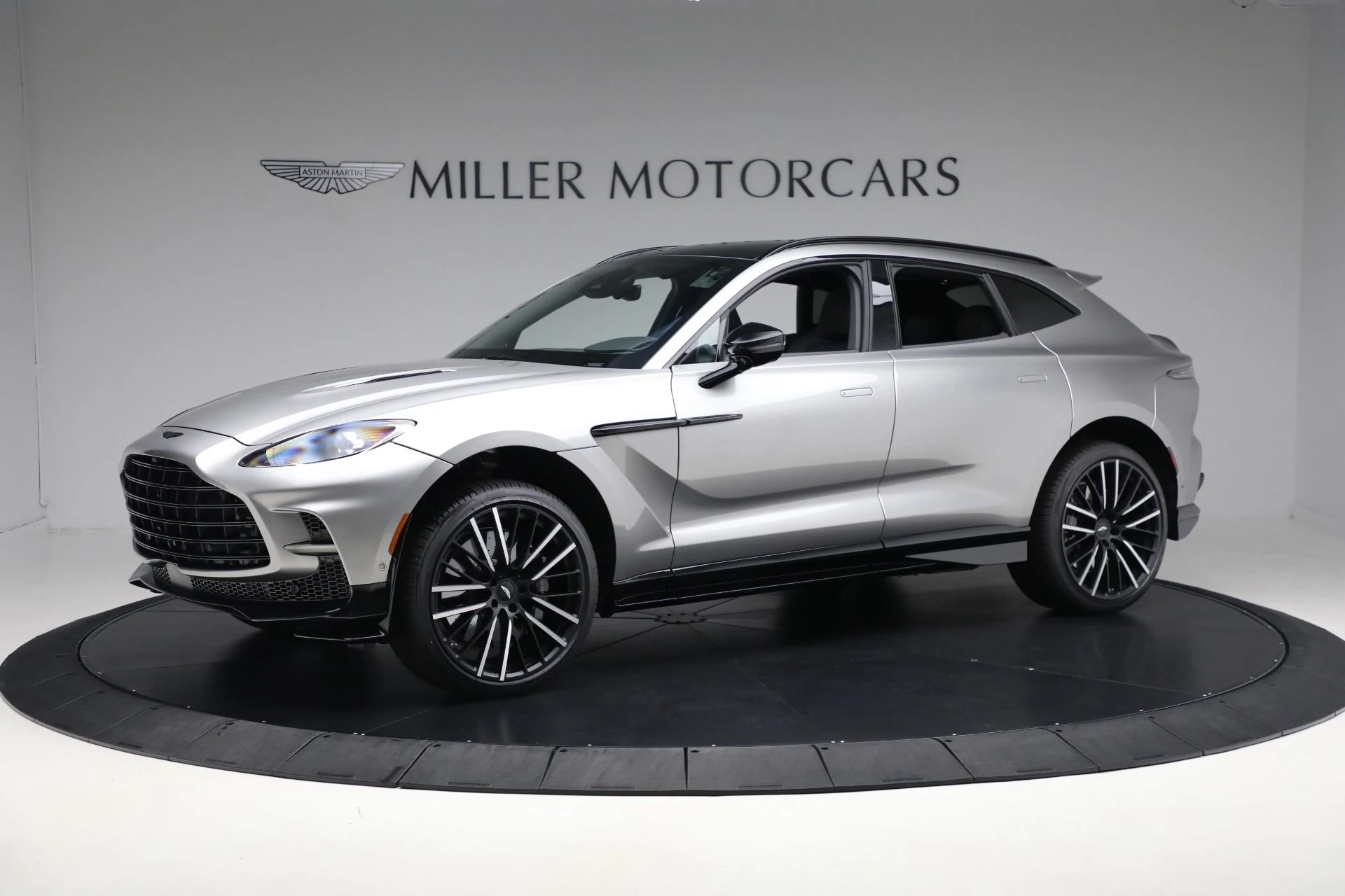 mph001_3930321080_New_2025_Aston_Martin_DBX_707_f25bece29b