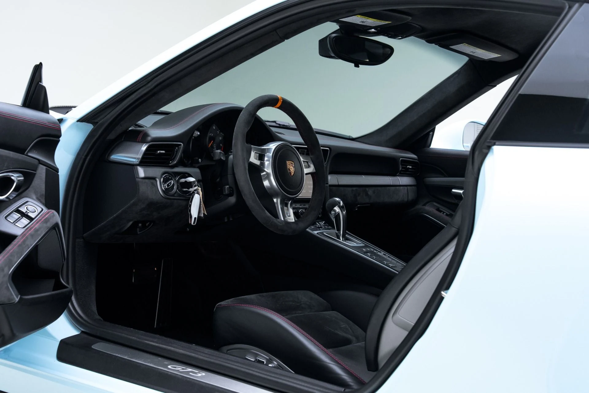 mph001_3931084541_Used_2015_Porsche_911_GT_3_1774894986_6408515b56