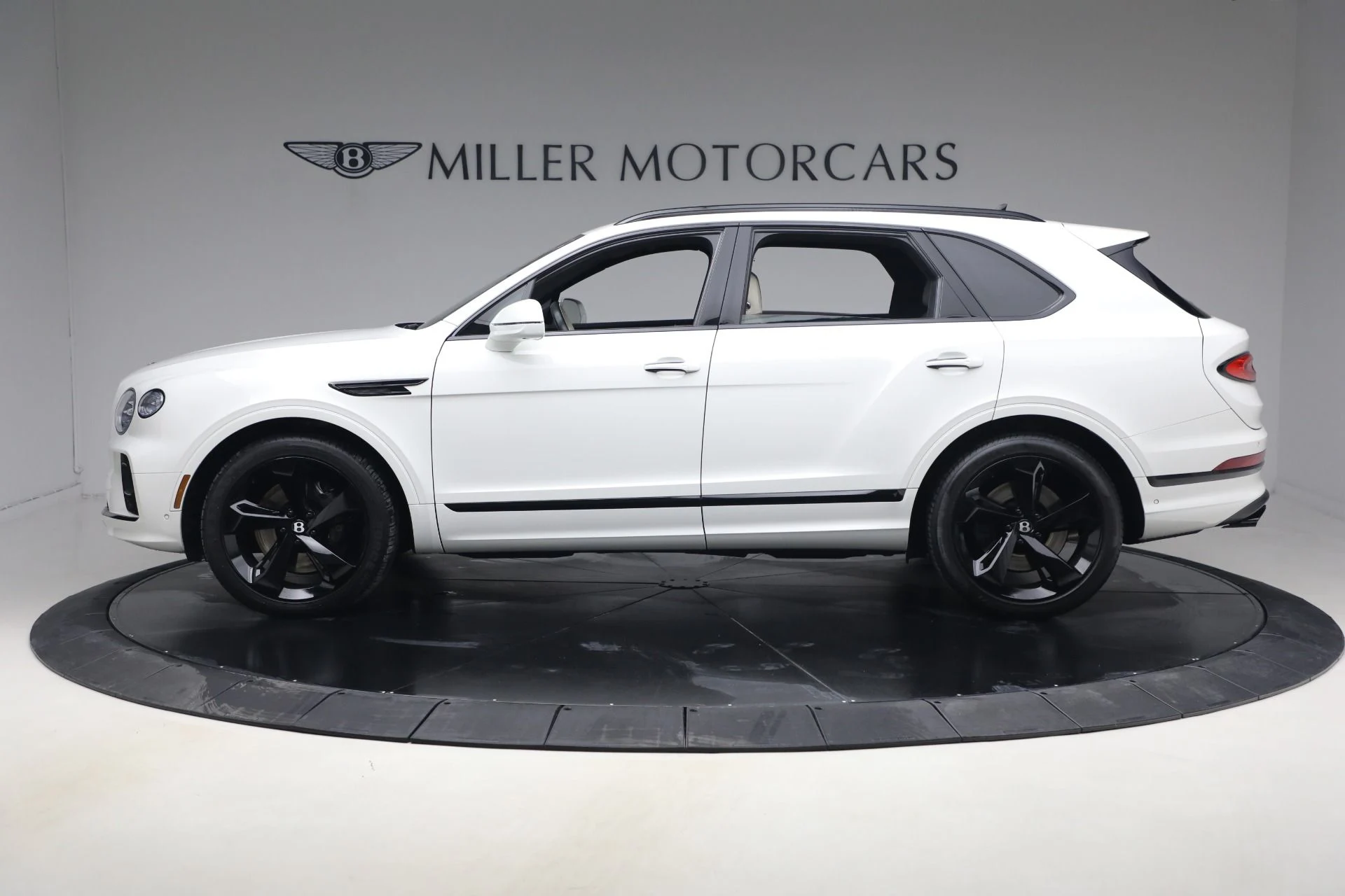 mph001_3975342602_Used_2023_Bentley_Bentayga_V8_1770079262_d7e52d5aec