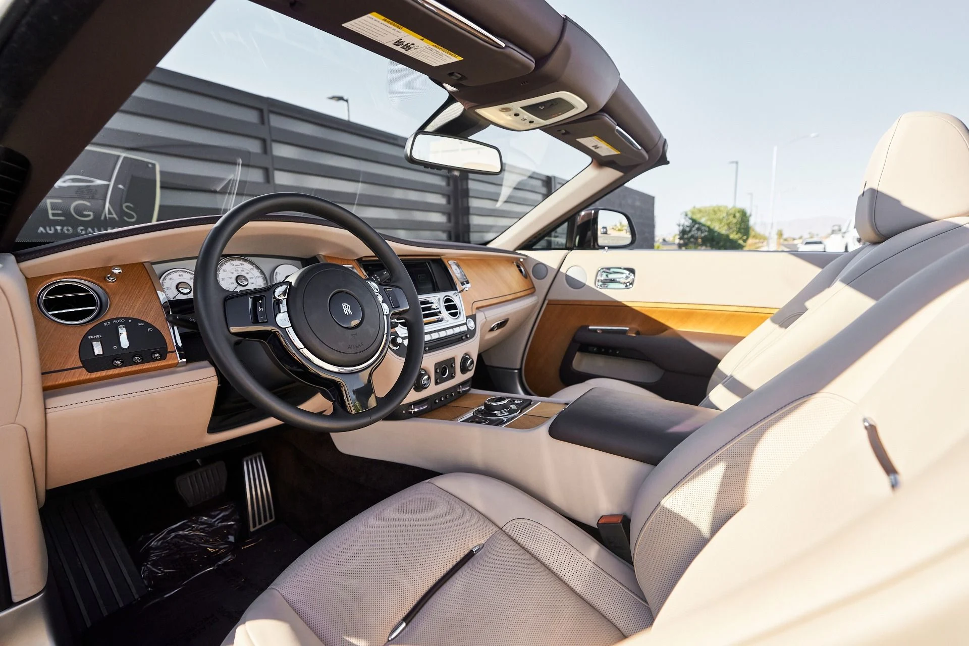 mph001_3990039414_Used_2020_Rolls_Royce_Dawn_Base_1762645768_94c1e6ac50