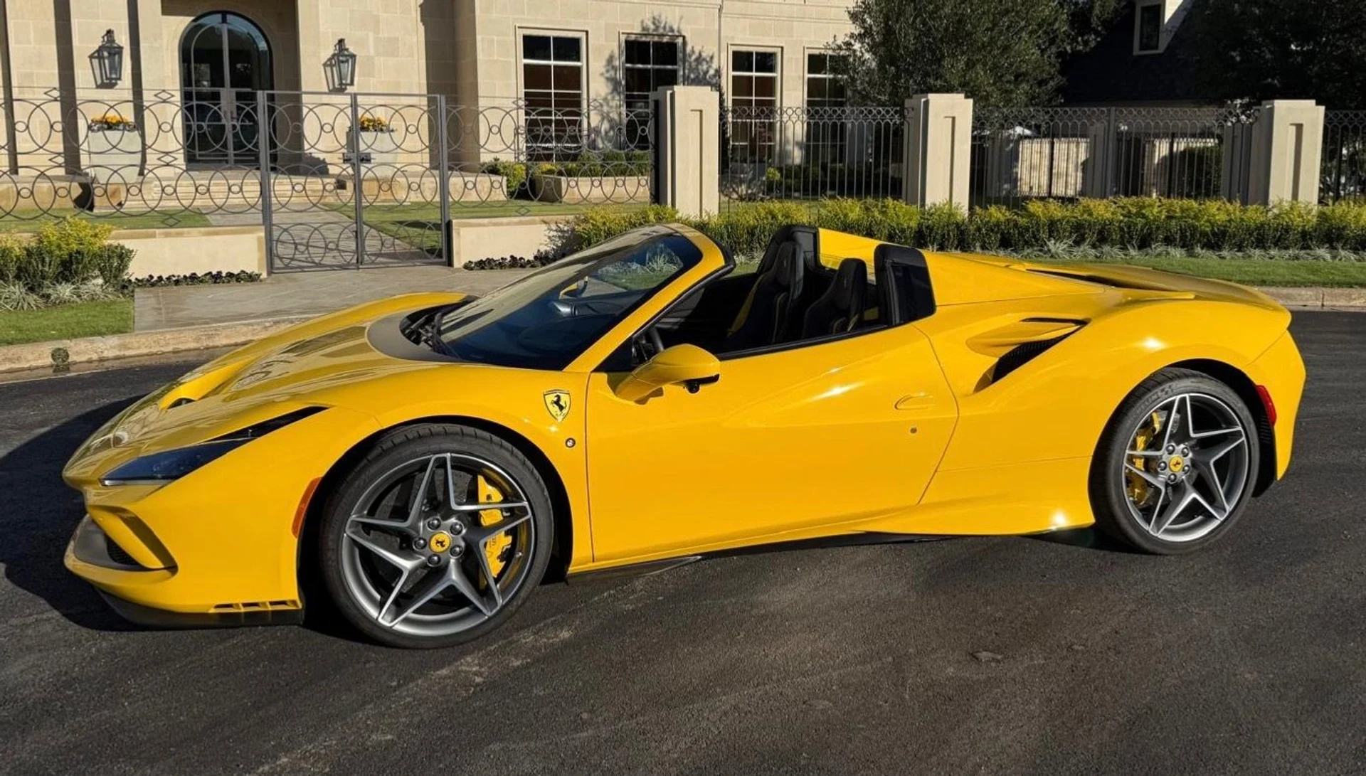 mph001_3993199428_Used_2023_Ferrari_F8_Spider_1762192472_ac23375070