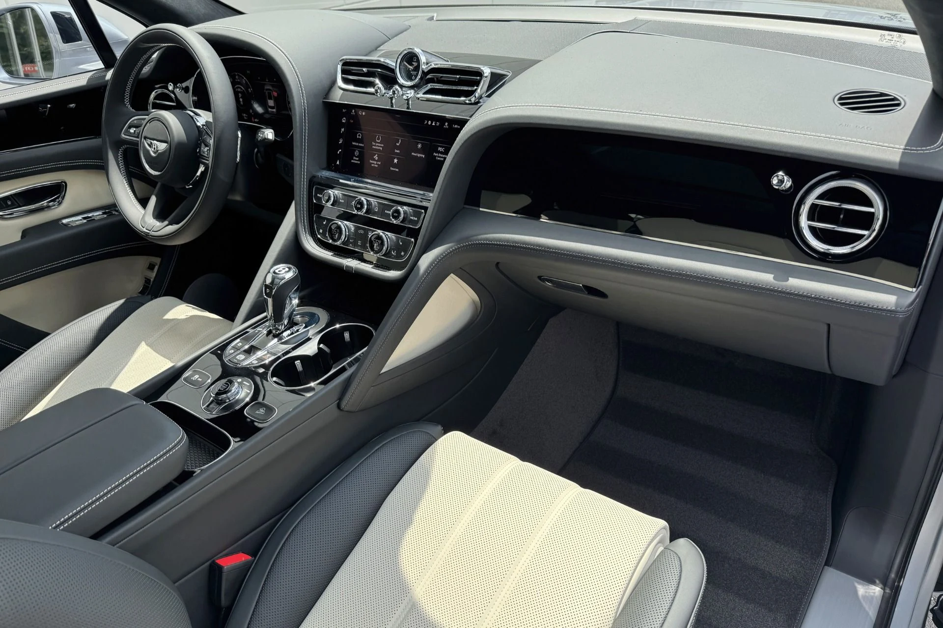 mph001_3995646300_New_2025_Bentley_Bentayga_V8_1757940189_9db72584a7