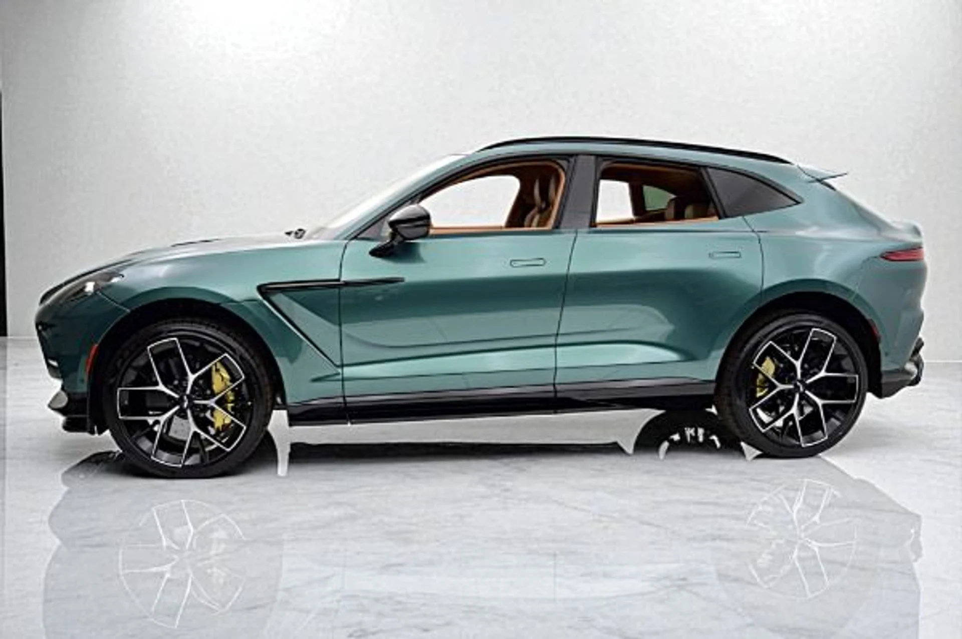 mph001_4036306959_New_2025_Aston_Martin_DBX_707_8141122aef