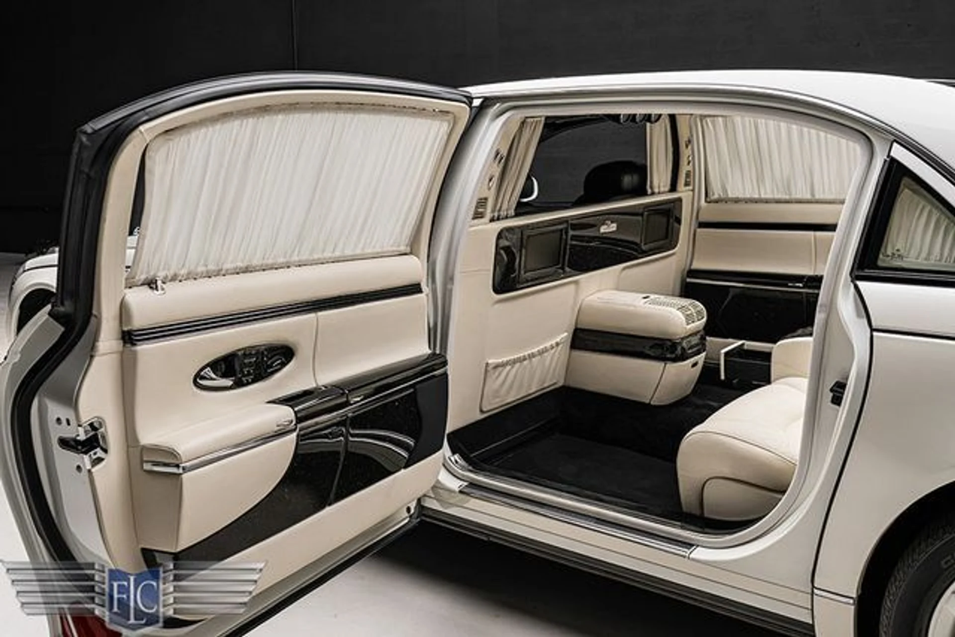 mph001_4044587911_used_2009_maybach_landaulet_s_9689_23032482_6_640_7c42c500a1