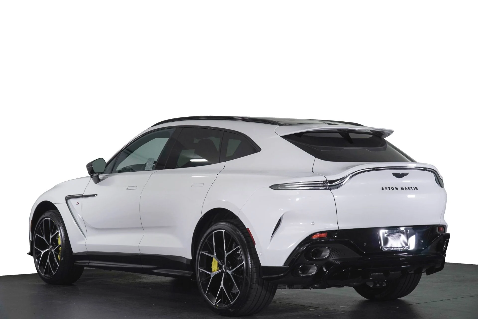 mph001_4054752667_New_2026_Aston_Martin_DBX_S_1781894781_788cab5acf