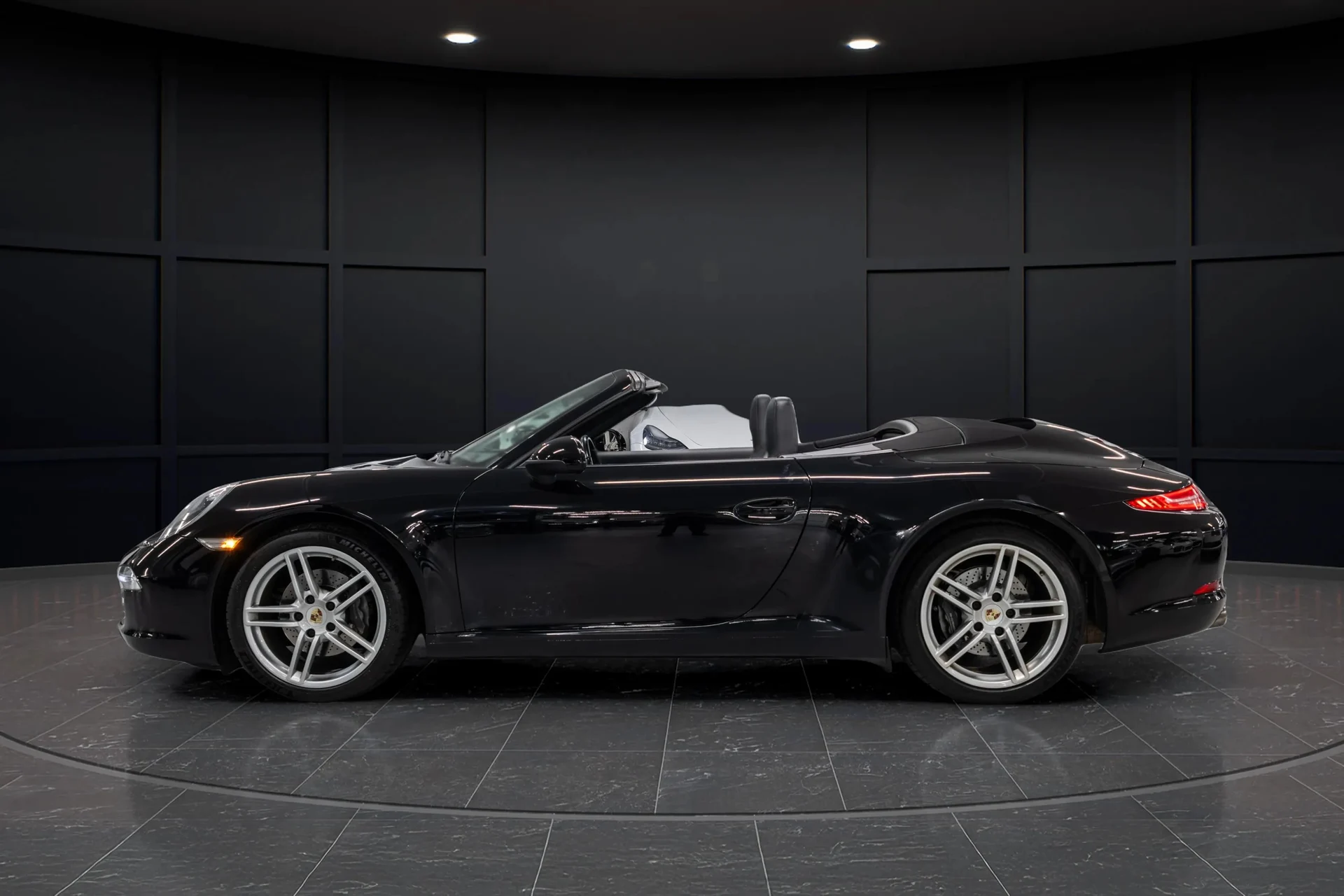 mph001_4063239619_dd14bd2c_58b0_478e_a420_0f4a8960464a_1_8_Exterior_201220_Porsche2091120_Carrera20_Cabriolet2028_WP_0_CA_2_A98_CS_14039029_5_658d5f395a