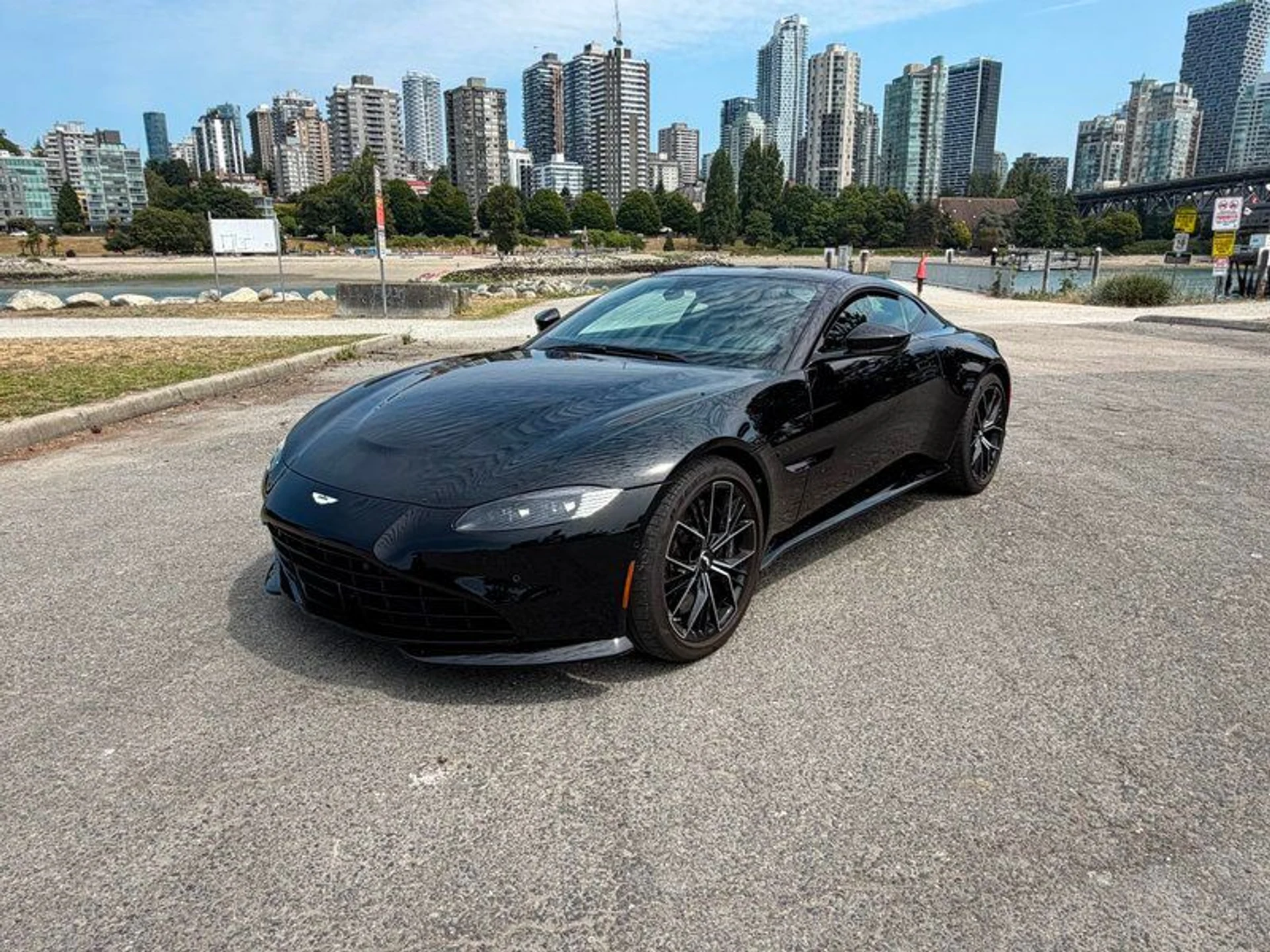 mph001_4085259057_38804064_04132_2022_aston_martin_vantage_002_5c9dc2a92d