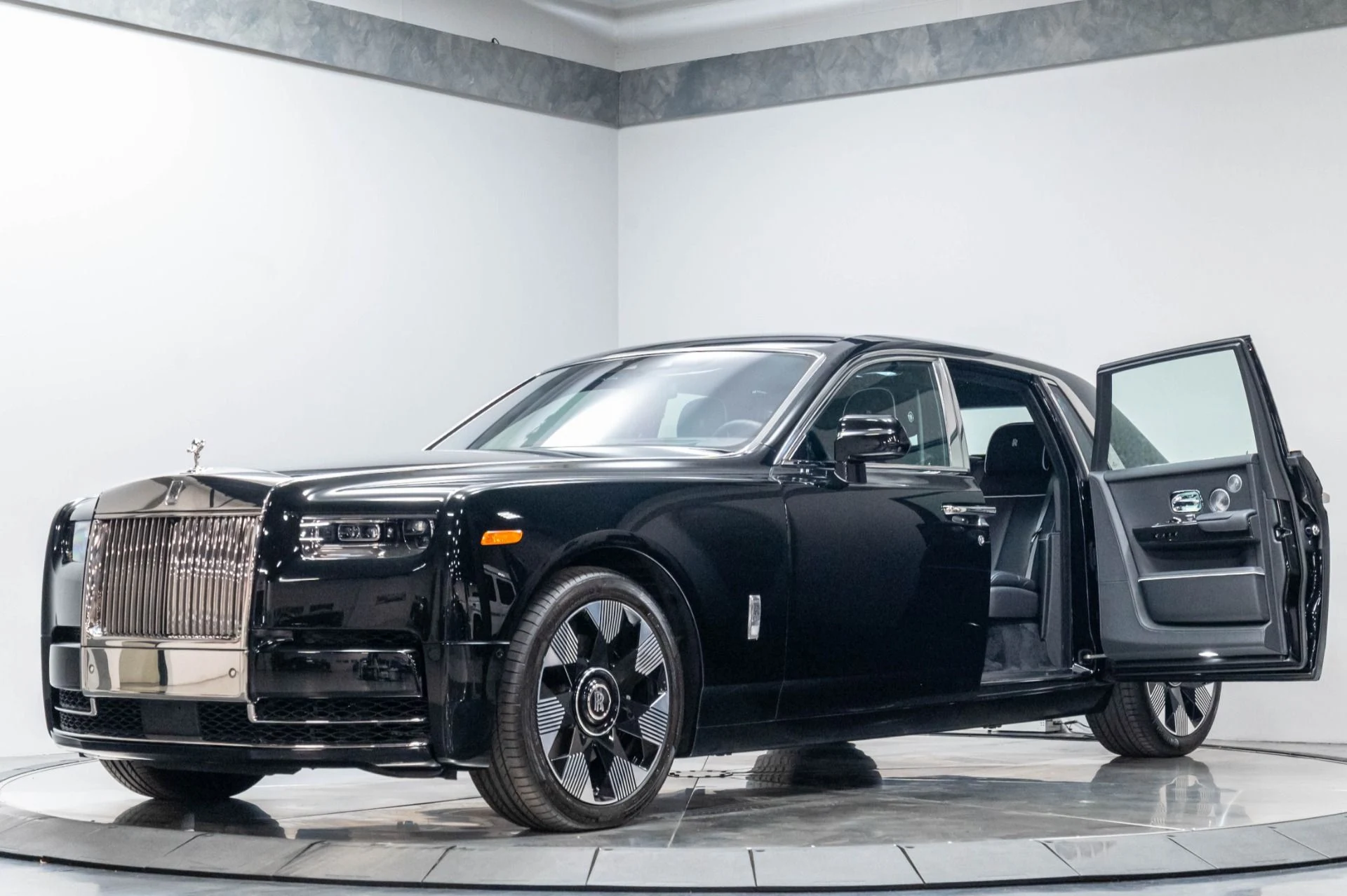 mph001_4105714860_Used_2024_Rolls_Royce_Phantom_1786998181_6a76733d8c