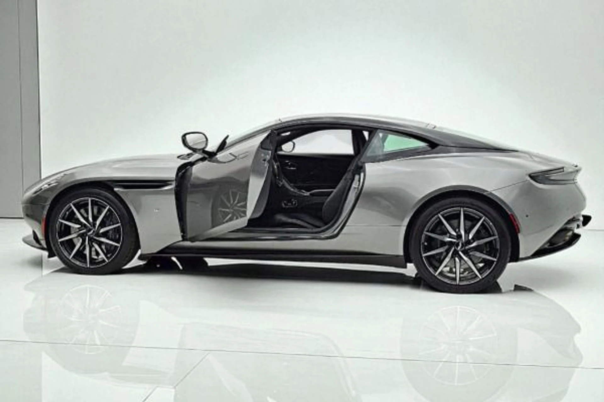 mph001_4112955436_Used_2018_Aston_Martin_DB_11_V12_c9f381772e