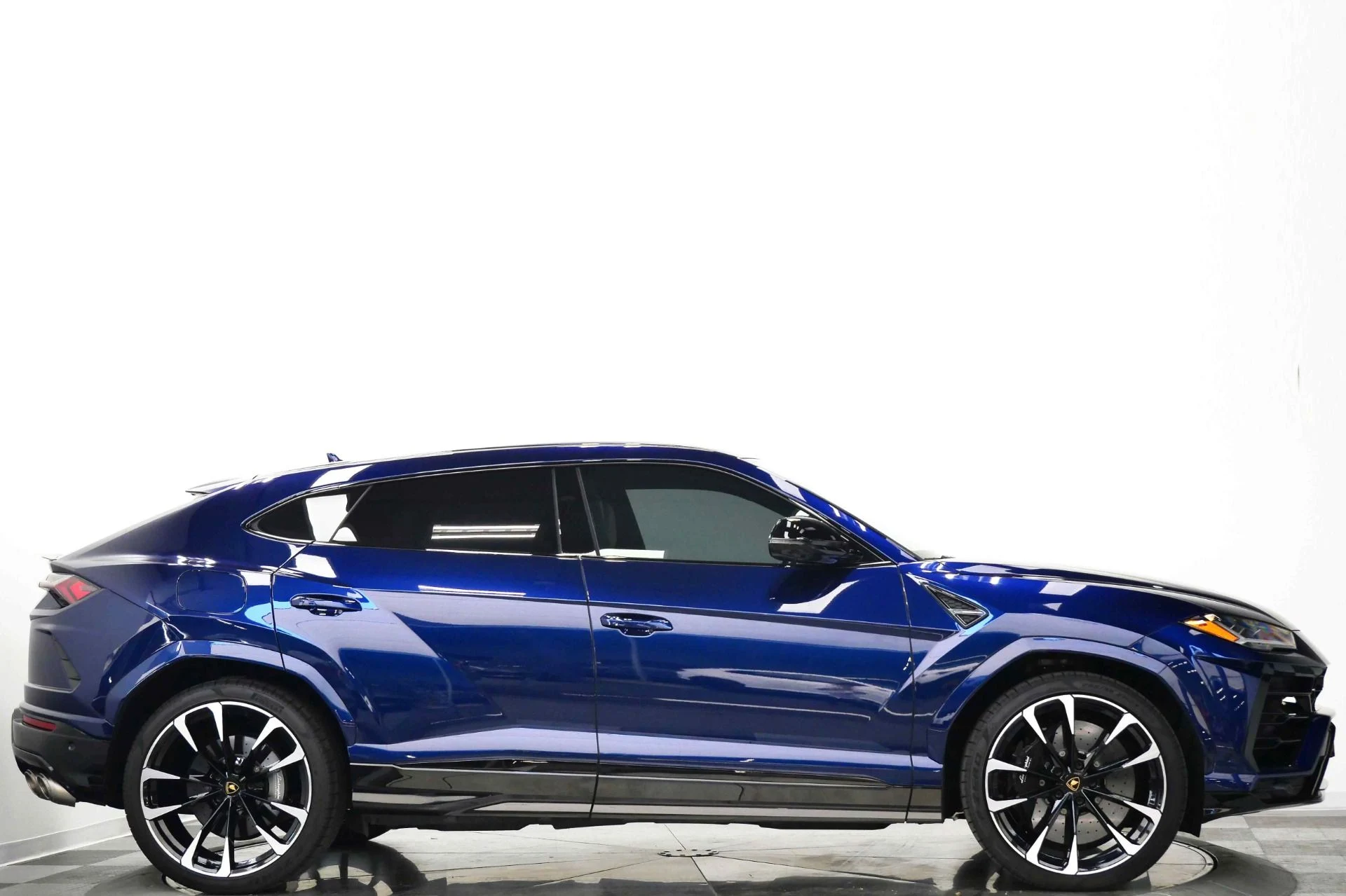 mph001_4127862635_Used_2022_Lamborghini_Urus_23_Inch_Wheels_Two_Tone_Interior_Bang_and_Olufsen_Audio_1775677581_96ec2d2f24