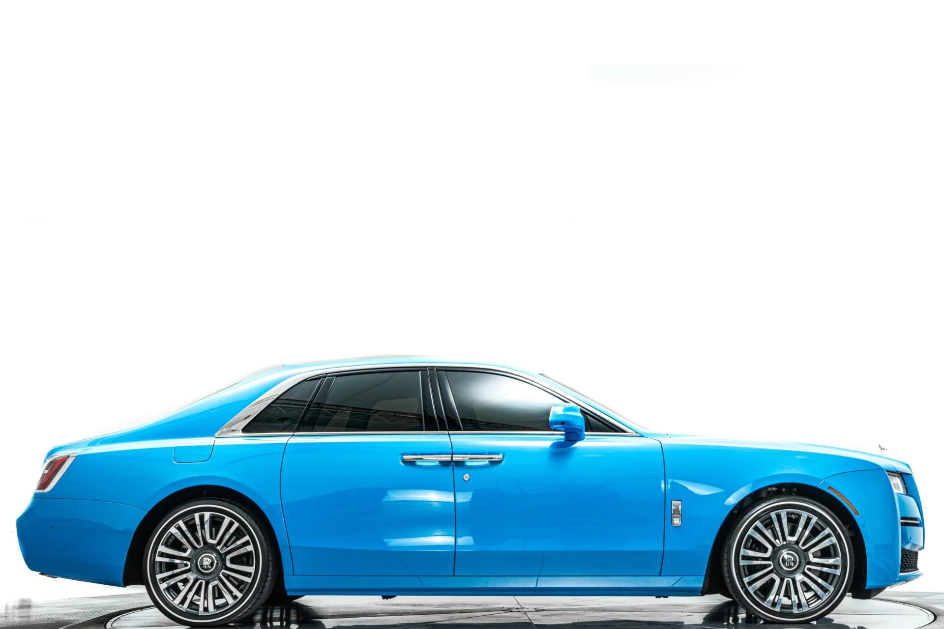 mph001_4133454838_Used_2023_Rolls_Royce_Ghost_Special_Order_Color_Commissioned_Collection_Interior_1789673794_3eb867be10