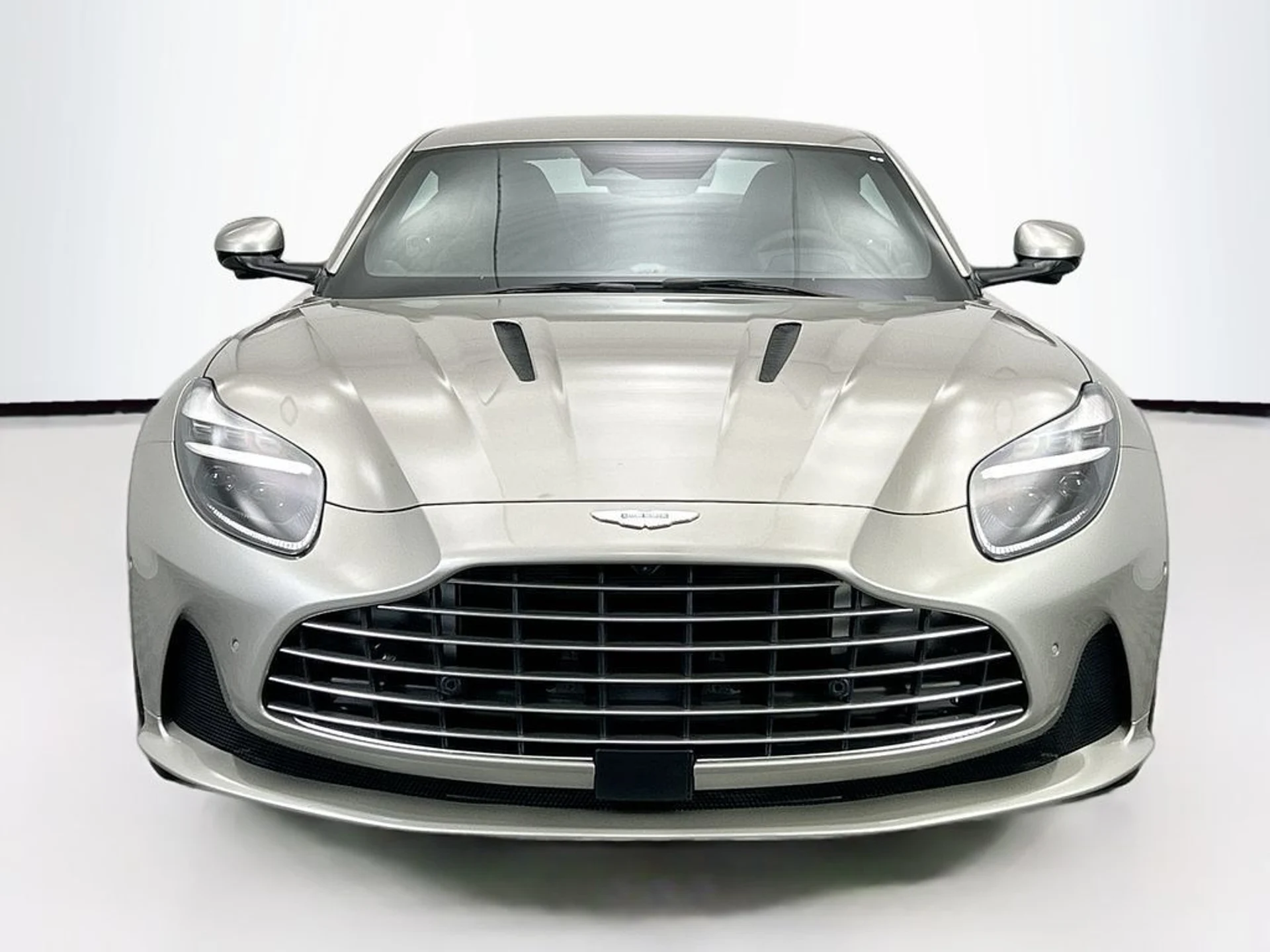 mph001_4163595180_used_2026_aston_martin_db12_coupe_8119_22986073_2_1024_8550e67d82