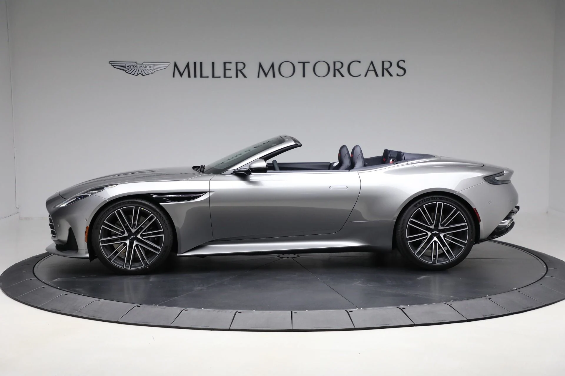 mph001_4225659598_New_2025_Aston_Martin_DB_12_Volante_b1f5d02b1e