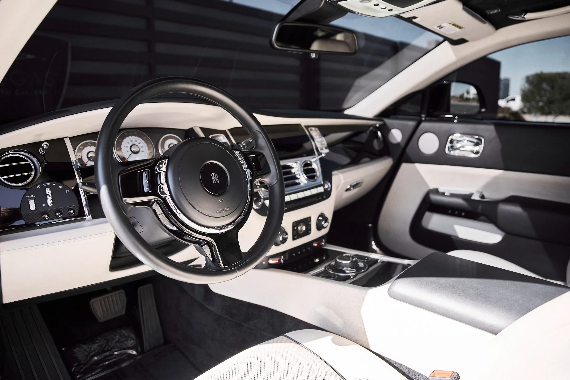 mph001_4244001059_Used_2015_Rolls_Royce_Wraith_1770669785_51ace6713d