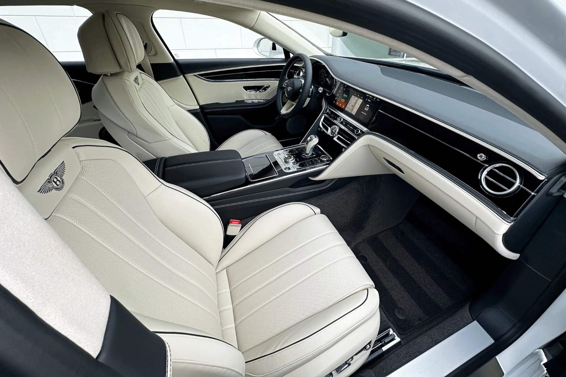 mph001_469598188_New_2026_Bentley_Flying_Spur_1763621558_6a72fa622f