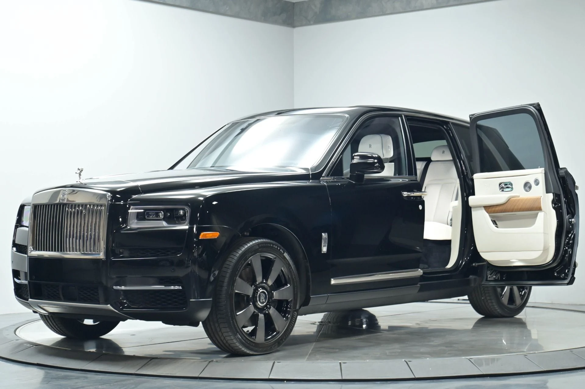 mph001_536760179_Used_2023_Rolls_Royce_Cullinan_1782858114_f1e327f48f
