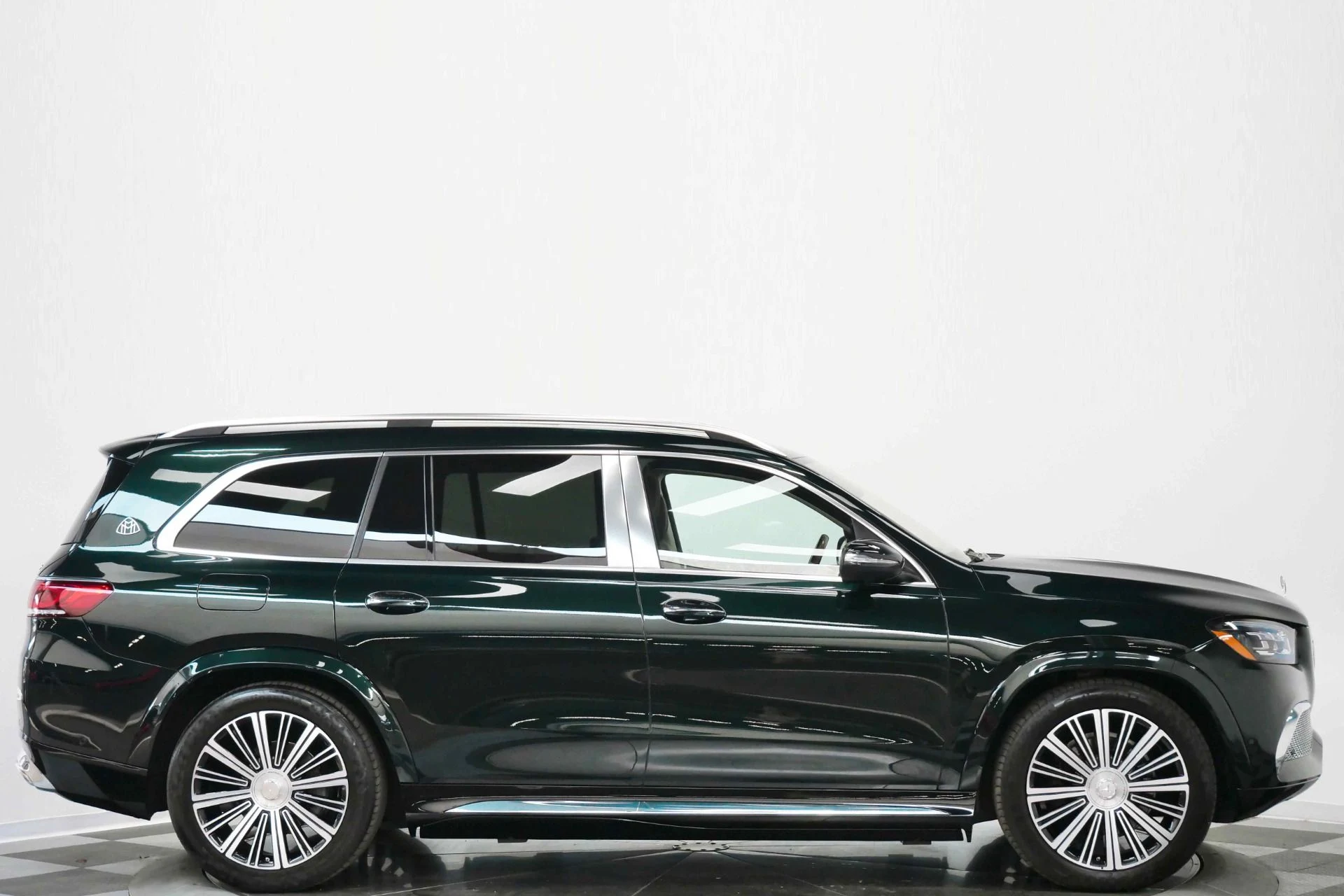 mph001_559344496_Used_2022_Mercedes_Benz_Maybach_GLS_600_4_MATIC_Beautiful_Colors_Four_Seat_Configuration_Walnut_Trim_1776795080_8cbb10efef