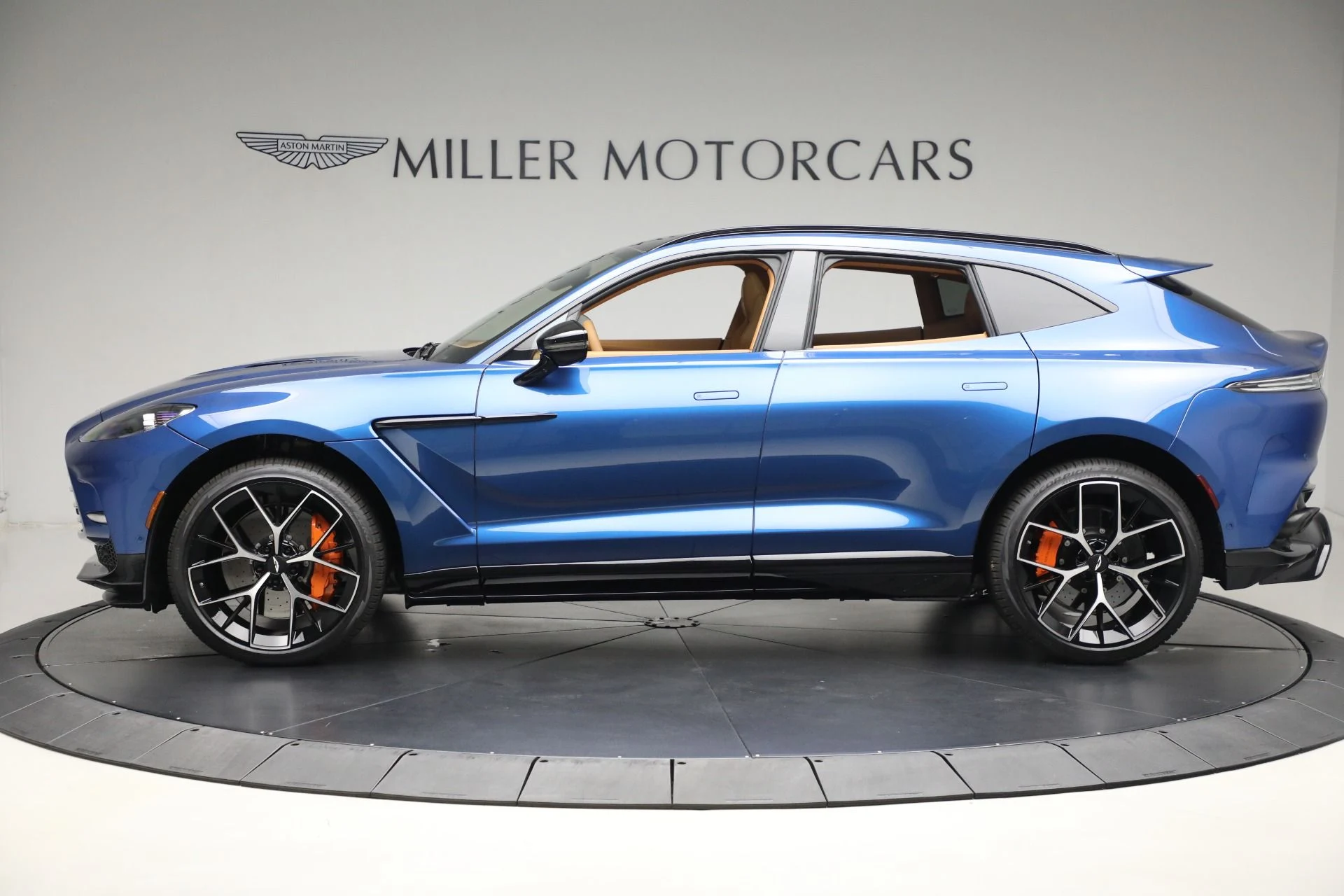 mph001_566177206_New_2025_Aston_Martin_DBX_707_7eec49f63f