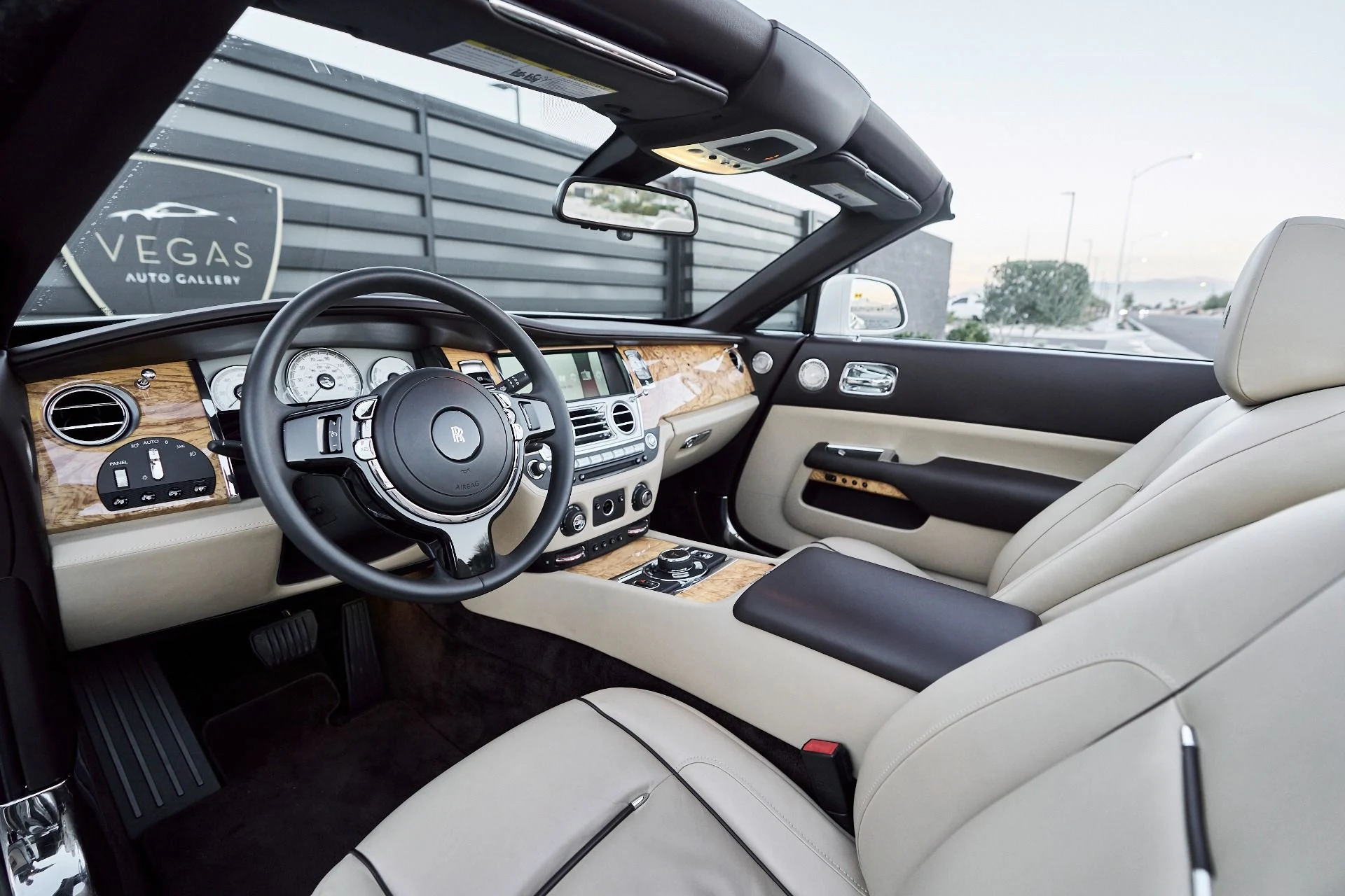 mph001_574917502_Used_2017_Rolls_Royce_Dawn_Base_1764730538_f8bf4ffe17